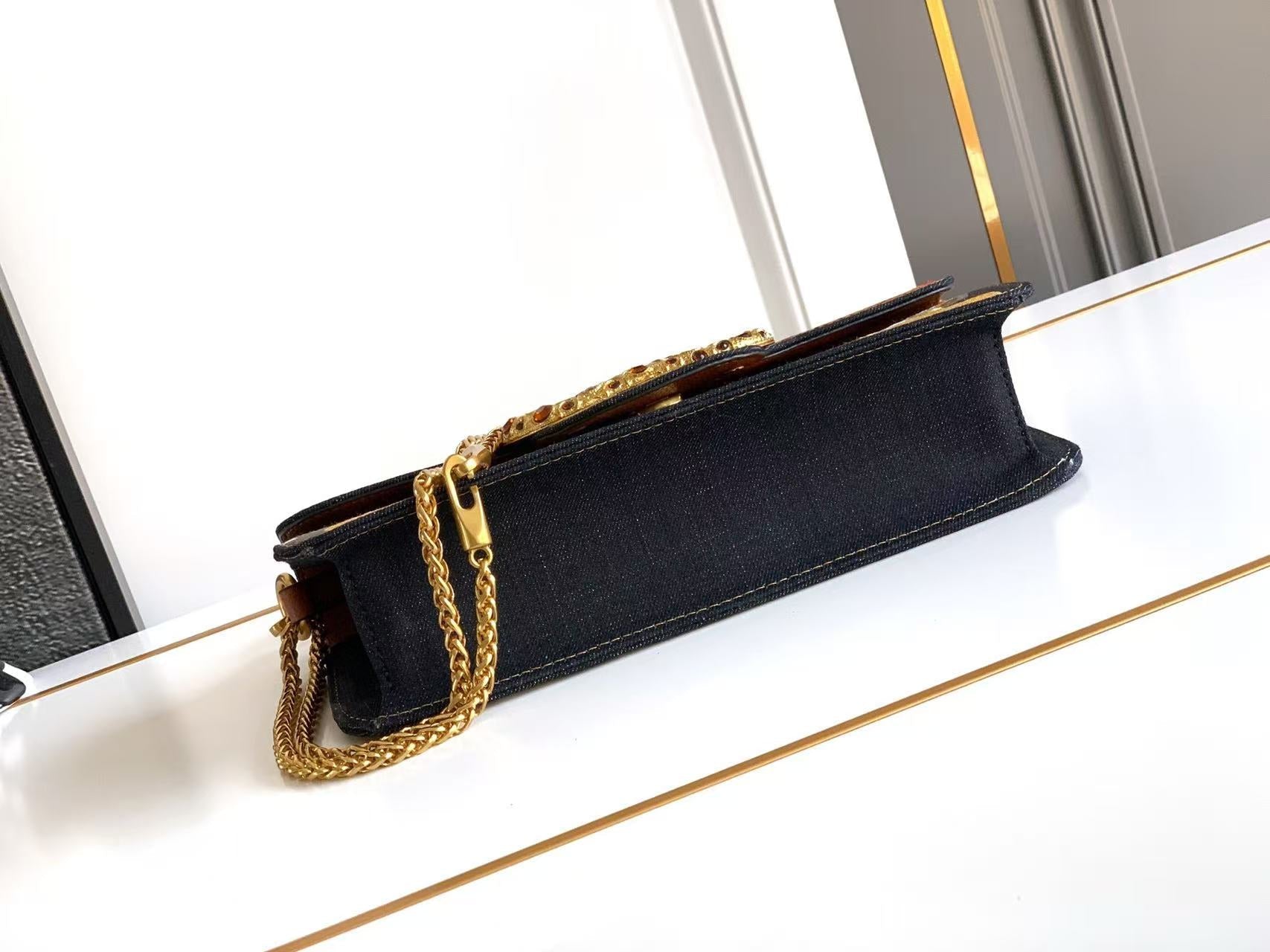 VT Locò Small Shoulder Bag Floral Embroidery 20cm Black Calfskin