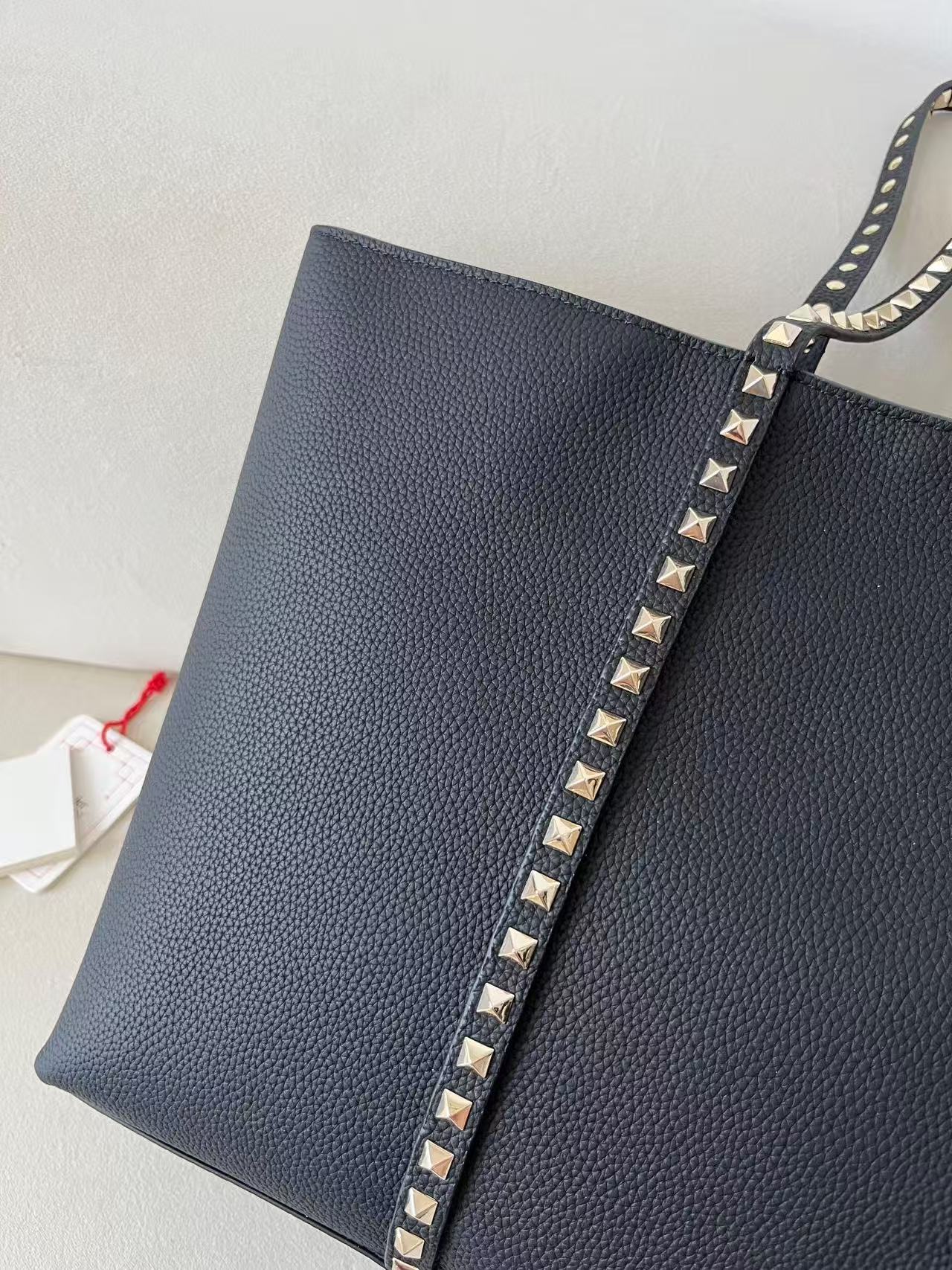 Valentino Garavani Rockstud Shopping Bag Black Grainy Calfskin