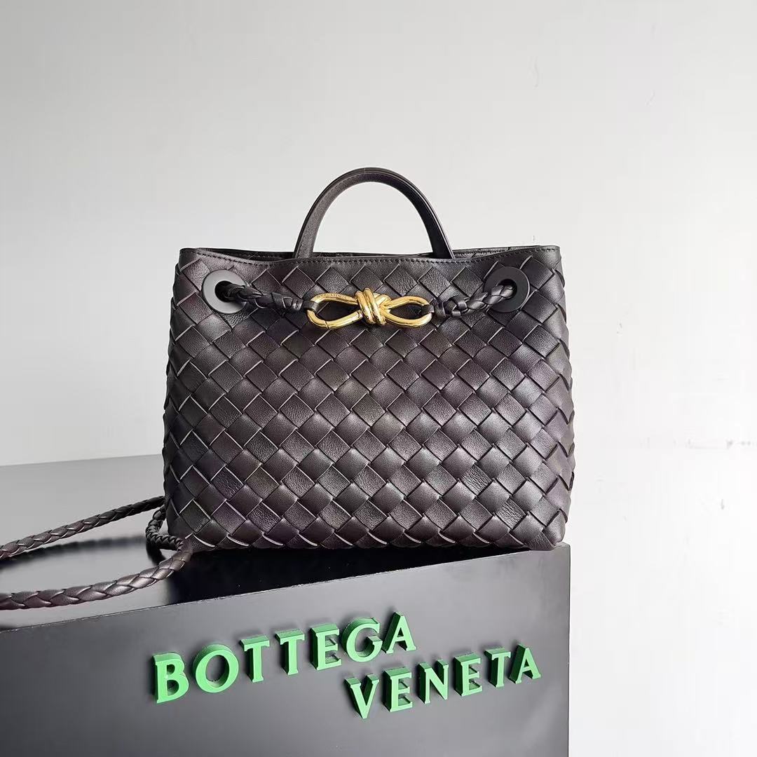 BV 26s Intrecciato Andiamo Small Fondant Leather 122046