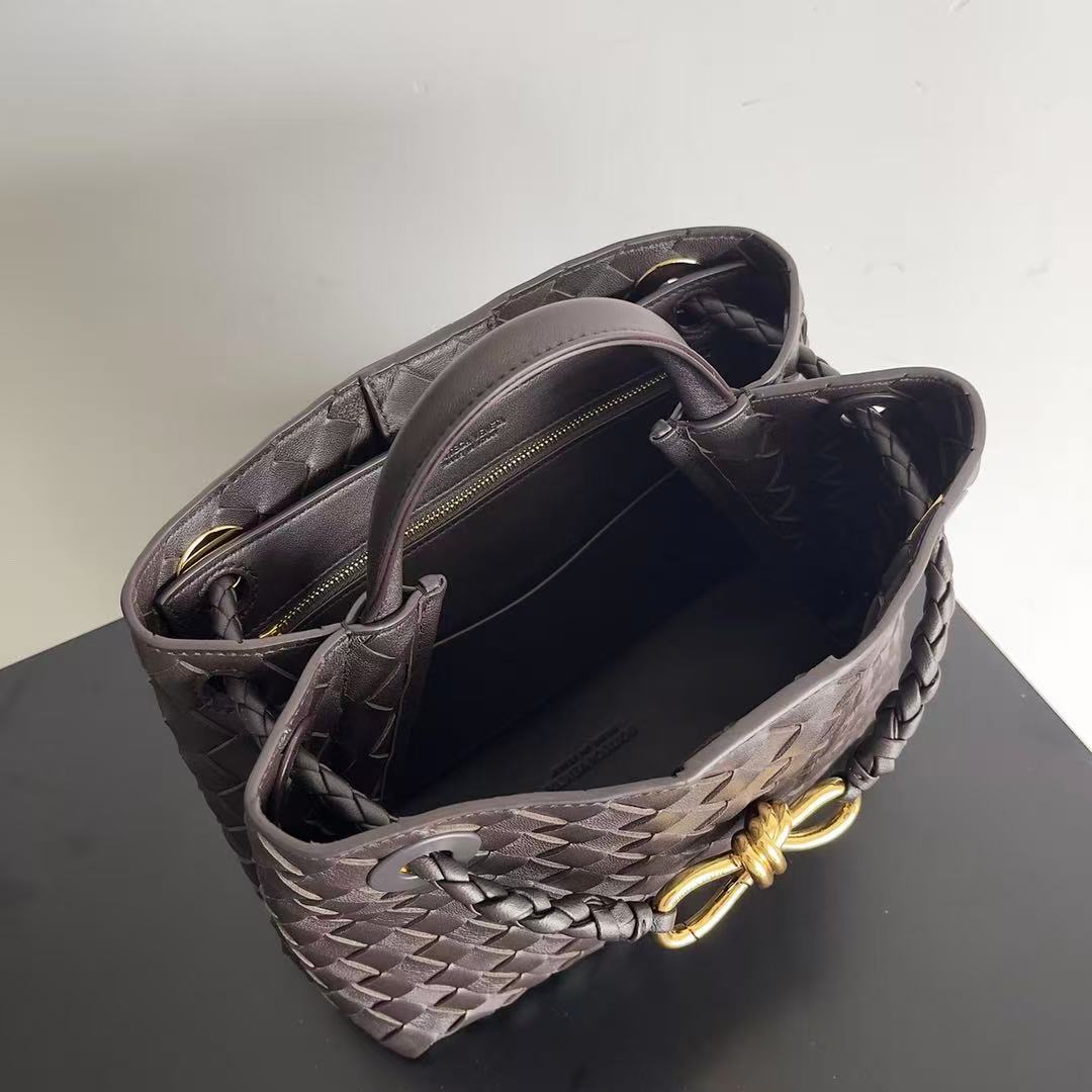 BV 26s Intrecciato Andiamo Small Fondant Leather 122046