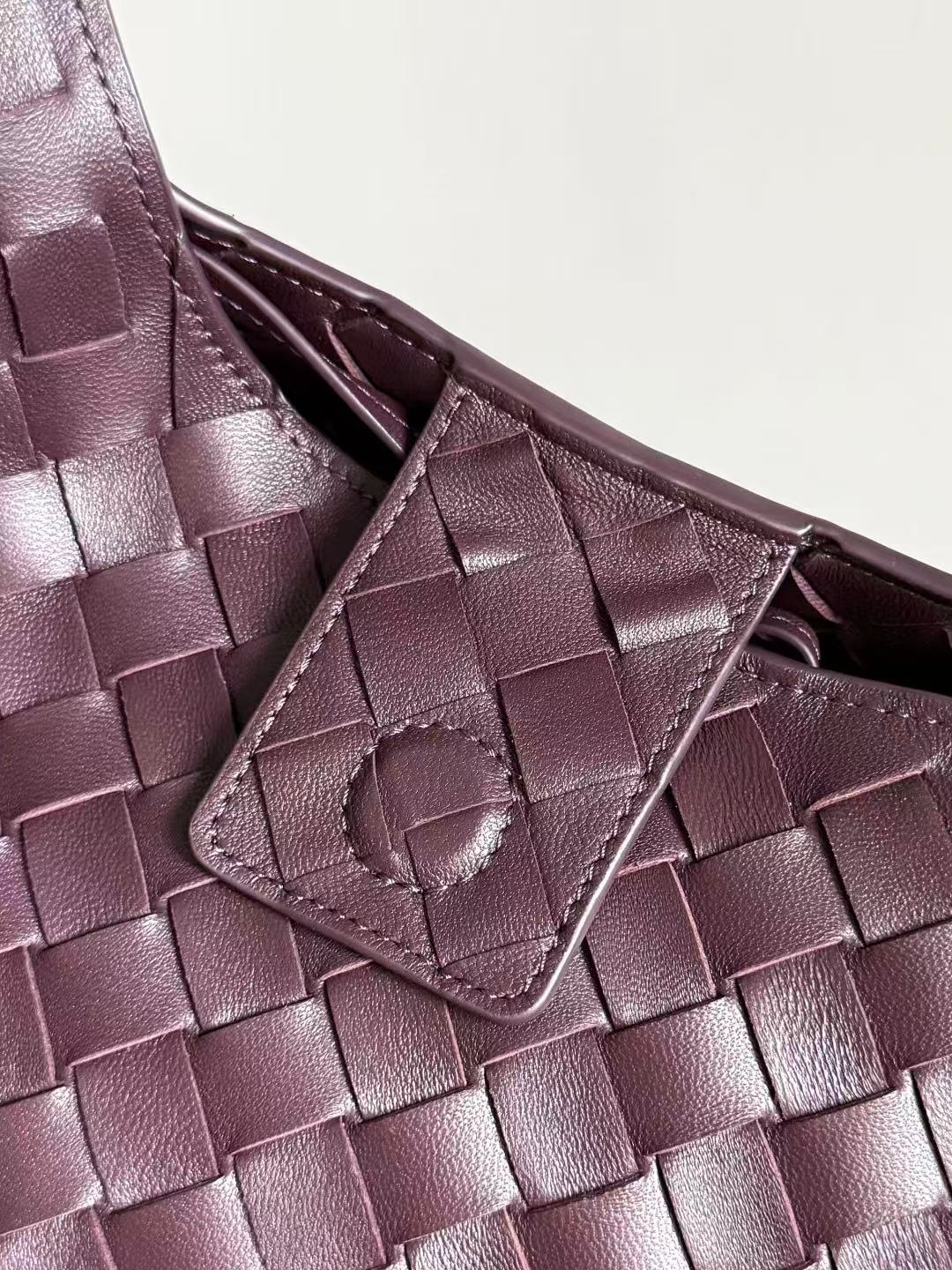 BV 26s Campana Medium Shoulder Bag Burgundy Intrecciato Leather