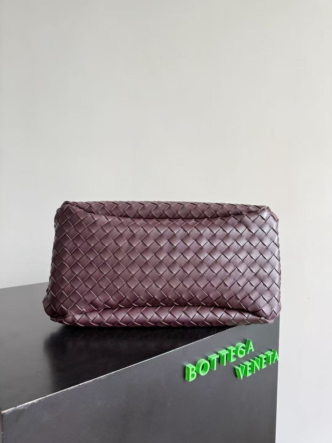 BV 26s Campana Medium Shoulder Bag Burgundy Intrecciato Leather