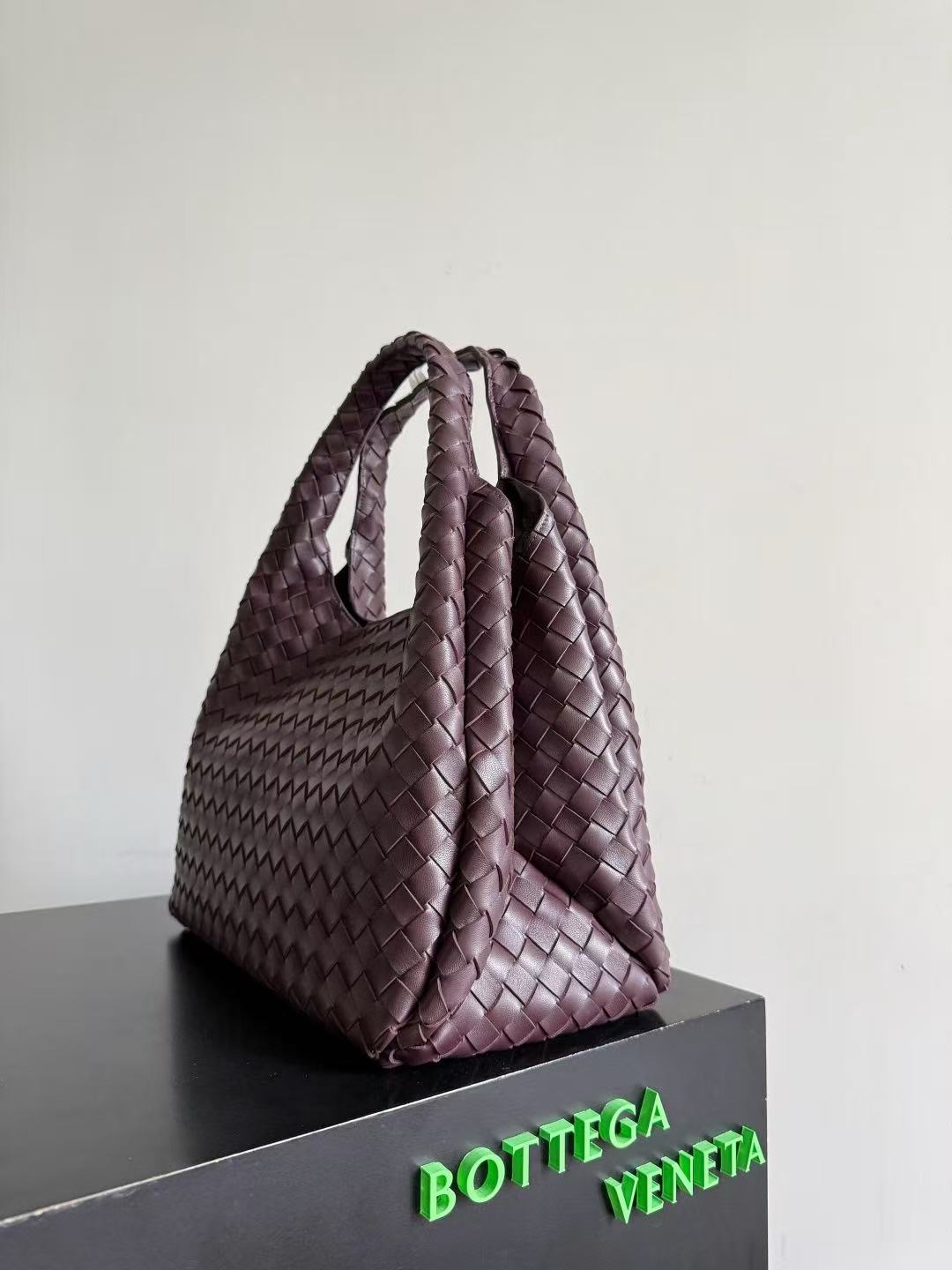 BV 26s Campana Medium Shoulder Bag Burgundy Intrecciato Leather