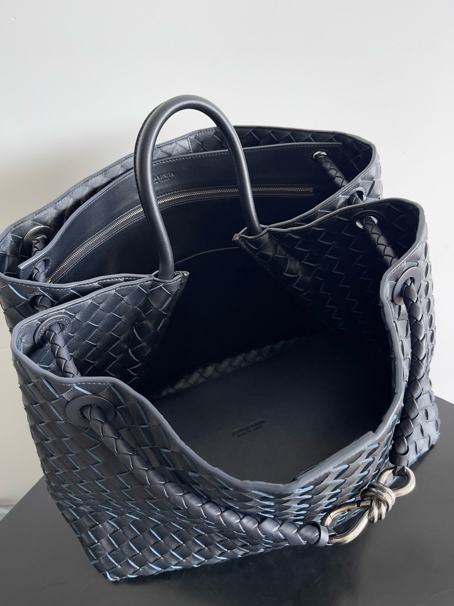 BV LARGE ANDIAMO 45CM NAVY BLUE LAMBSKIN