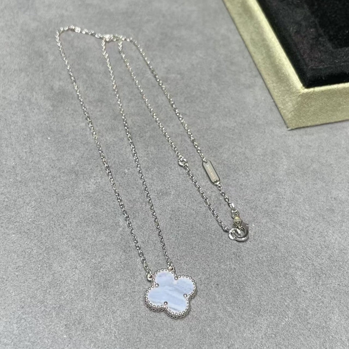 CLOVER 1 MOTIF SILVER CHALCEDONY NECKLACE