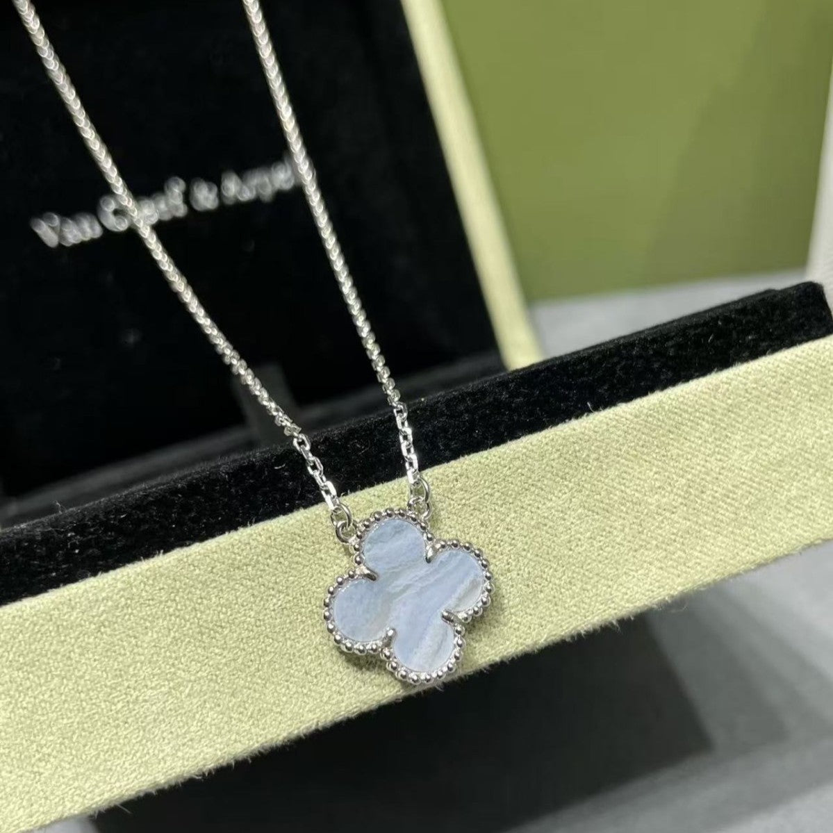 CLOVER 1 MOTIF SILVER CHALCEDONY NECKLACE