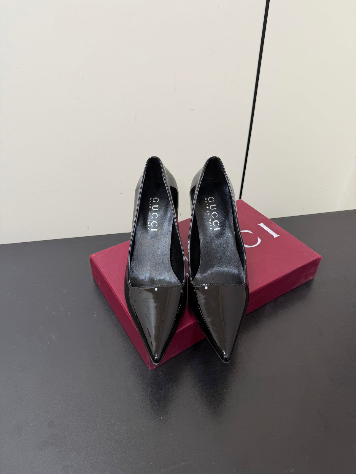 Gucci 26s Pointed Toe Pumps 8.5cm Black Patent Calfskin