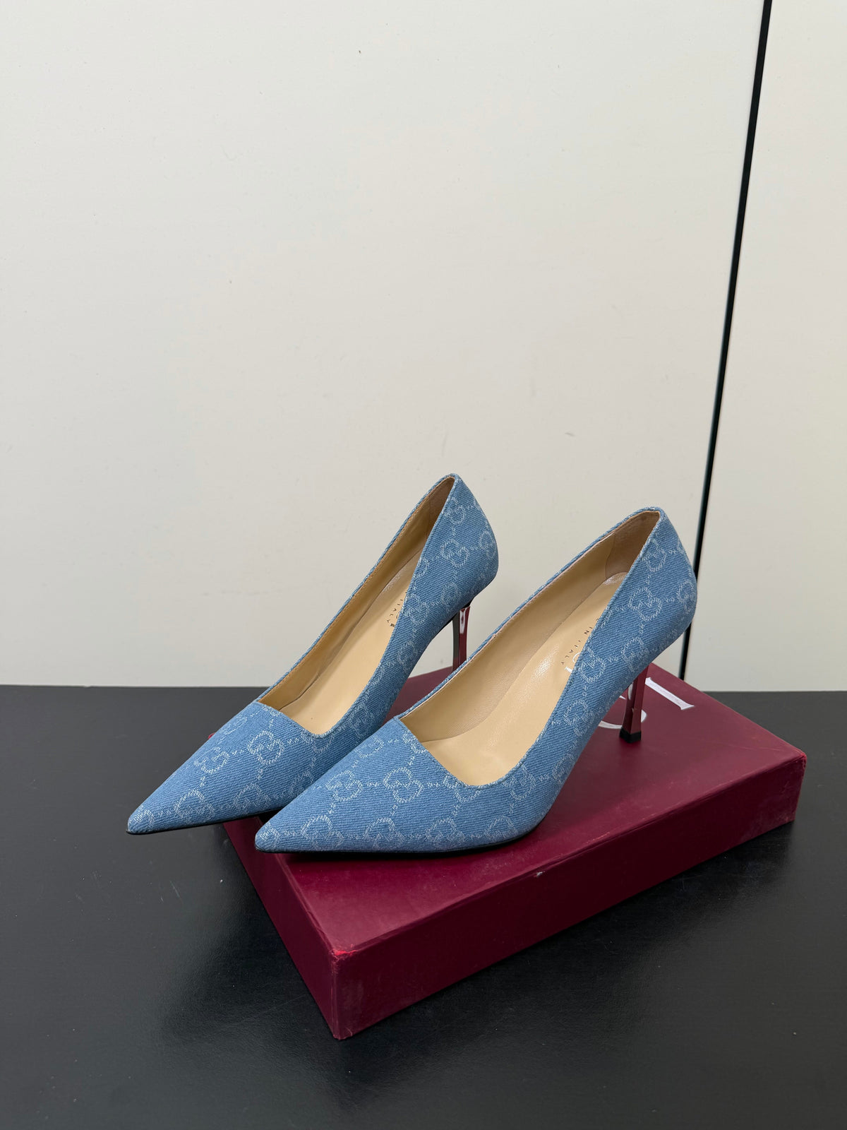 Gucci 26s Pointed Toe Pumps 8.5cm Light Blue Denim GG Monogram