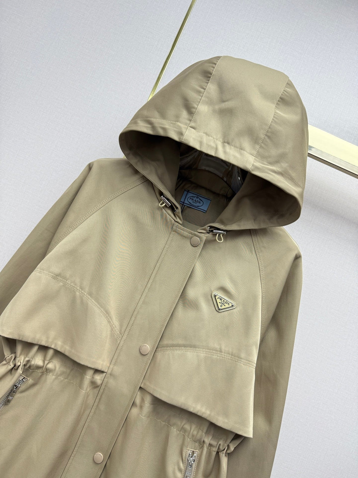 Prad 26SS Mid-Length Coat Triangle Logo Badge Drawstring Waist Beige Cotton 437536