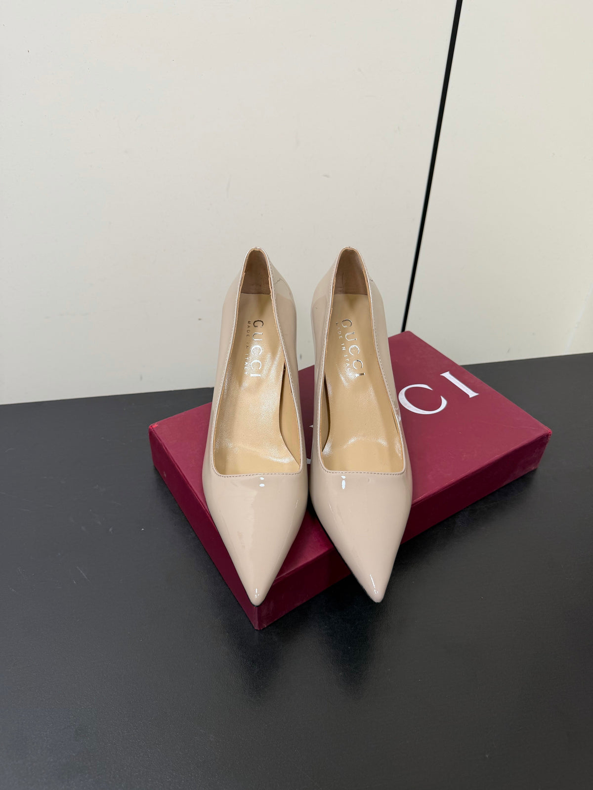 Gucci 26s Pointed Toe Pumps 8.5cm Beige Patent Calfskin