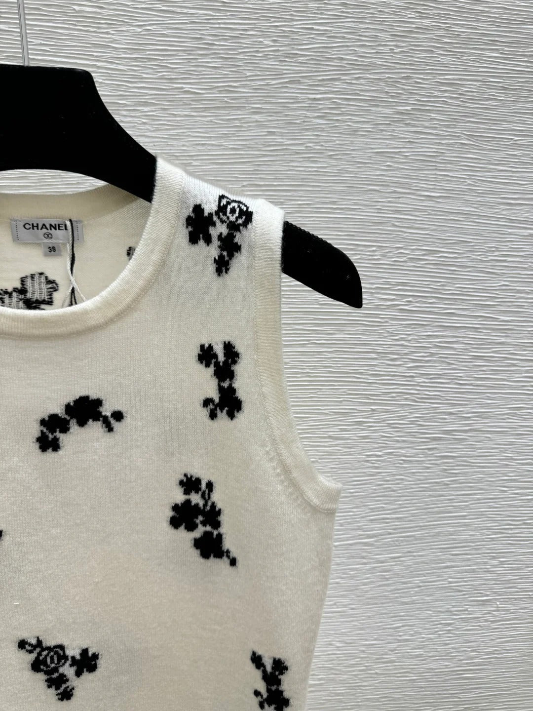 Chanel 2026 Floral Crew Neck Knit Vest Wool 363301