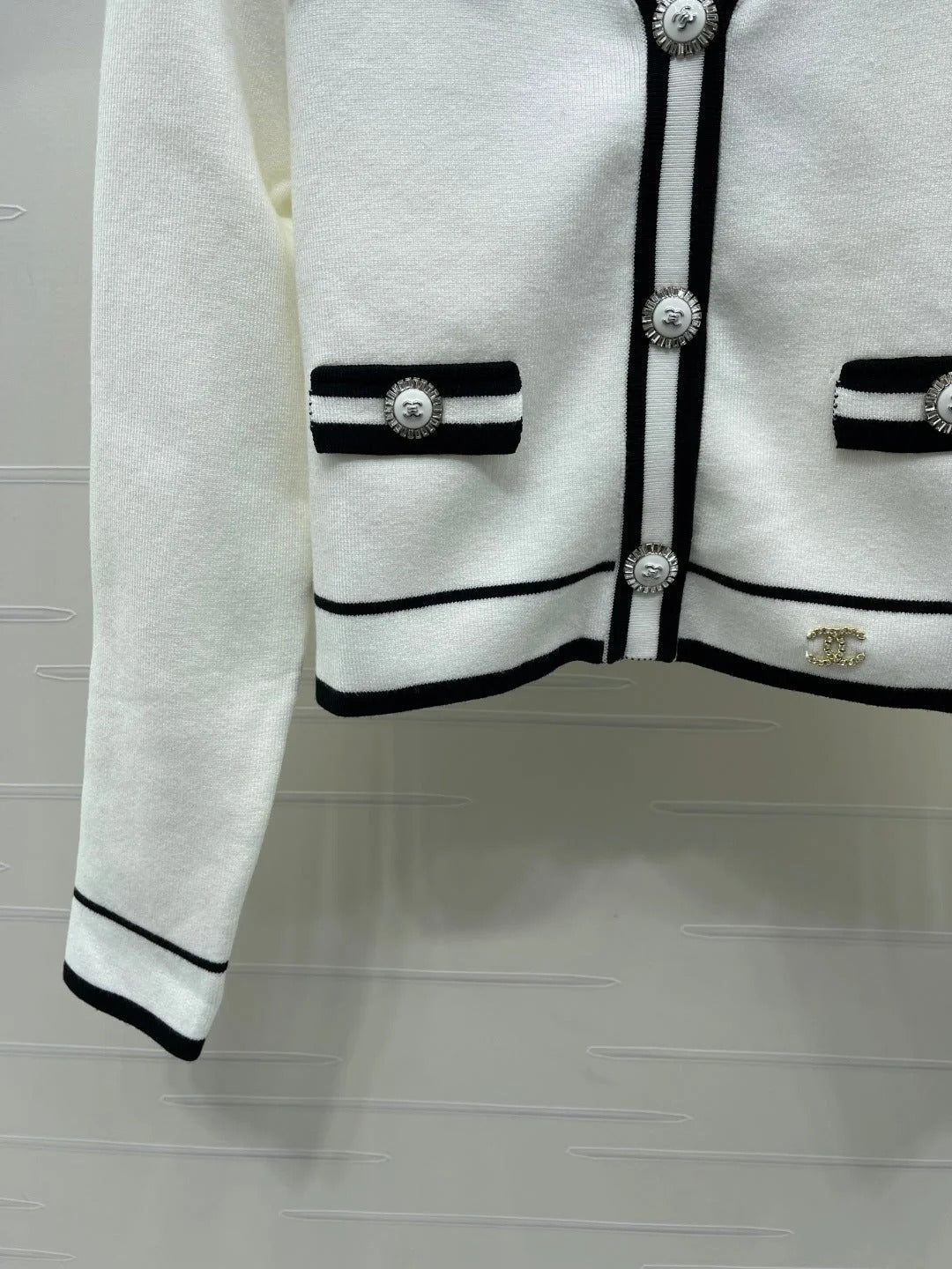 Chanel 2026 V-neck Knitted Long-sleeved Cardigan Wool 766458