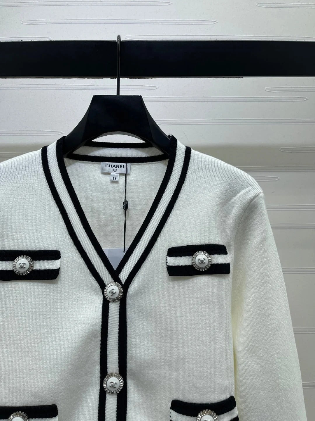 Chanel 2026 V-neck Knitted Long-sleeved Cardigan Wool 766458