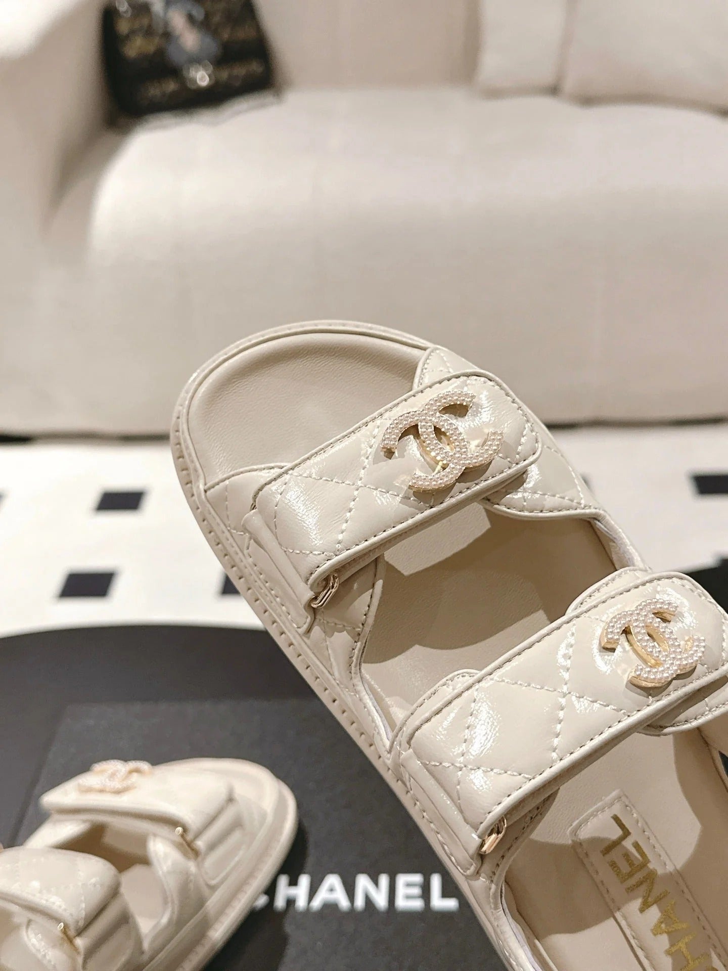 CC 25 Dad Deals Sandals Beige Cream Patent Leather 237593