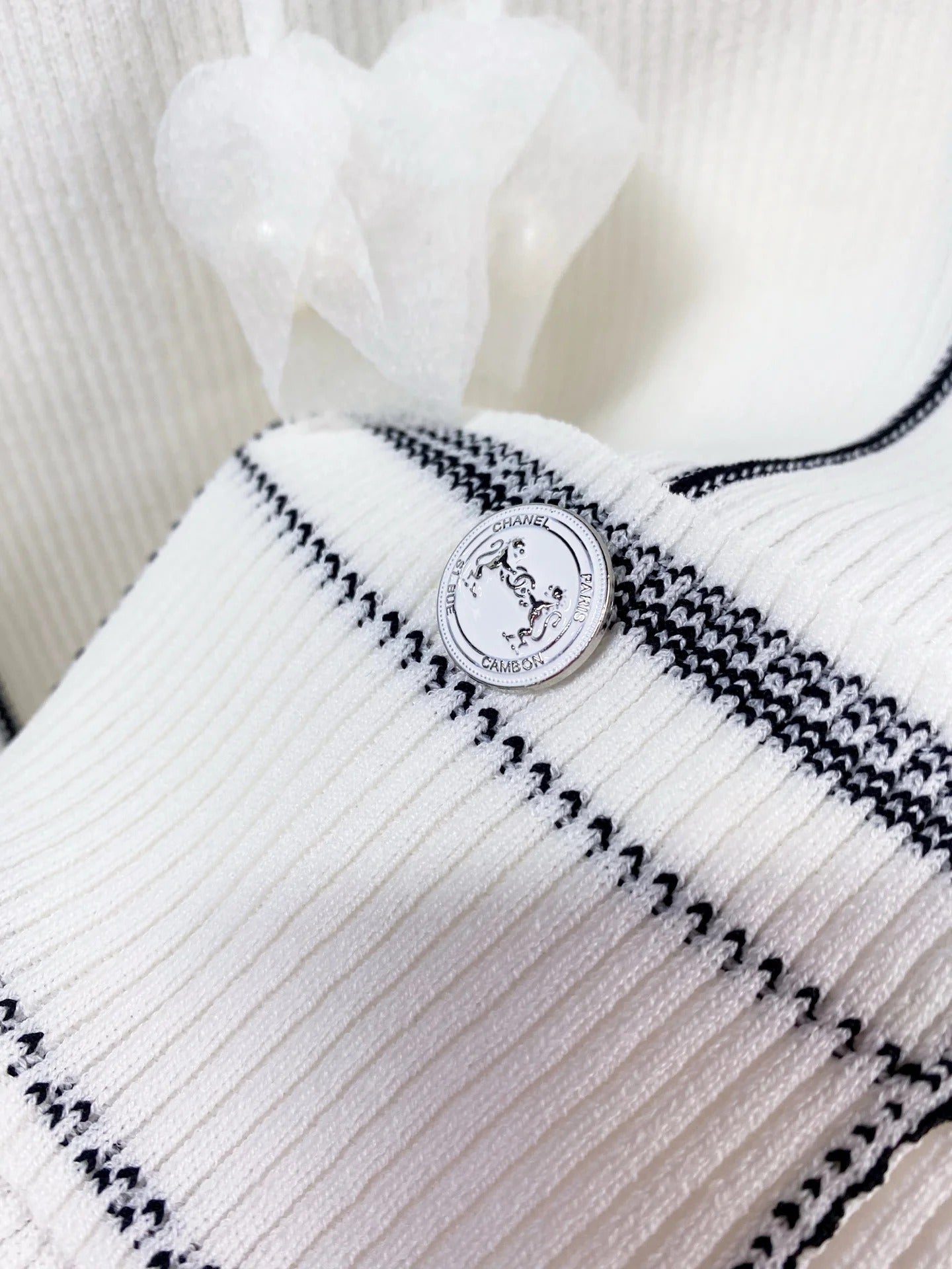 Chanel 2026 Bow V-neck Vest White Wool 212271