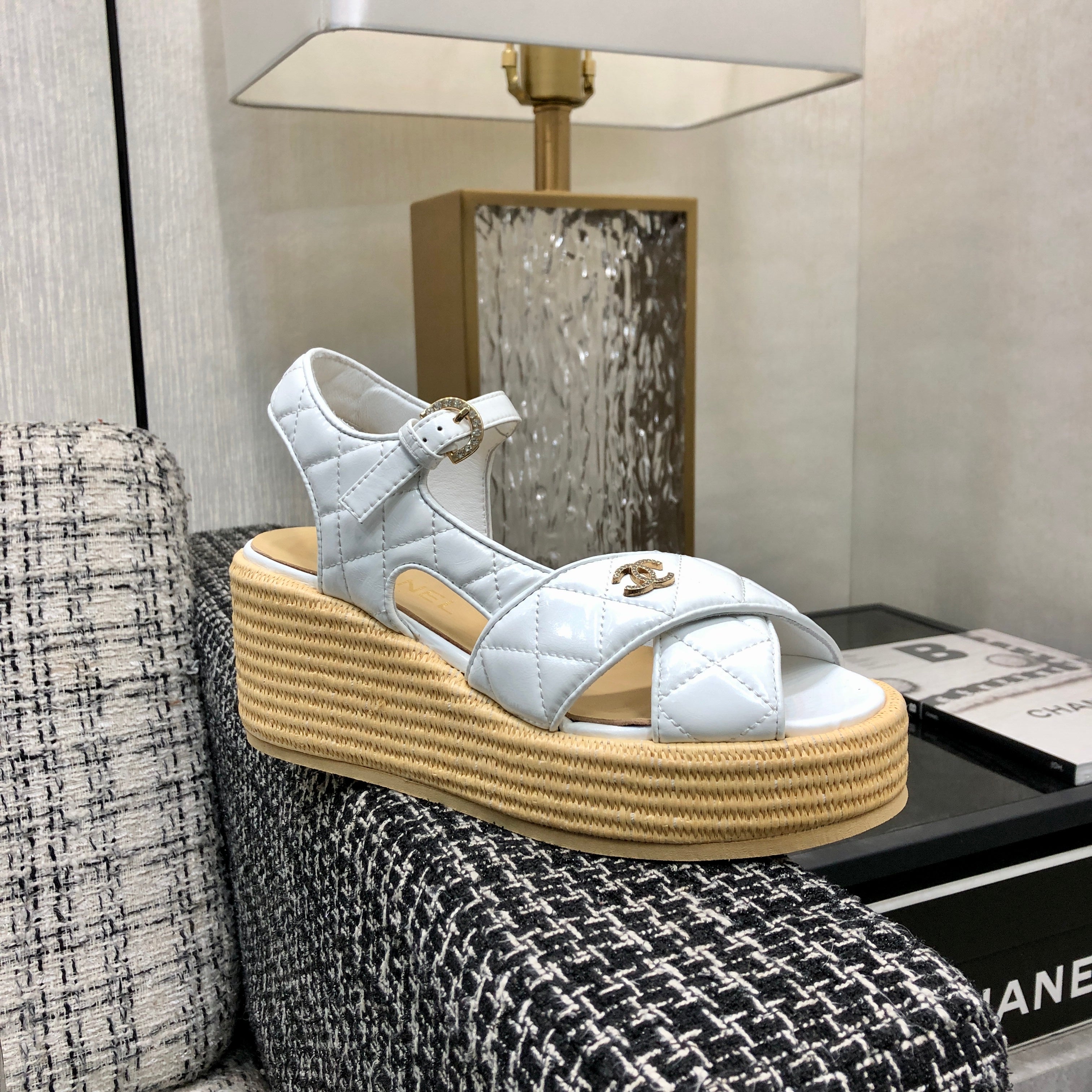 PEEP-TOE THICK SOLE SANDALS IN WHITE PATENT LAMBSKIN