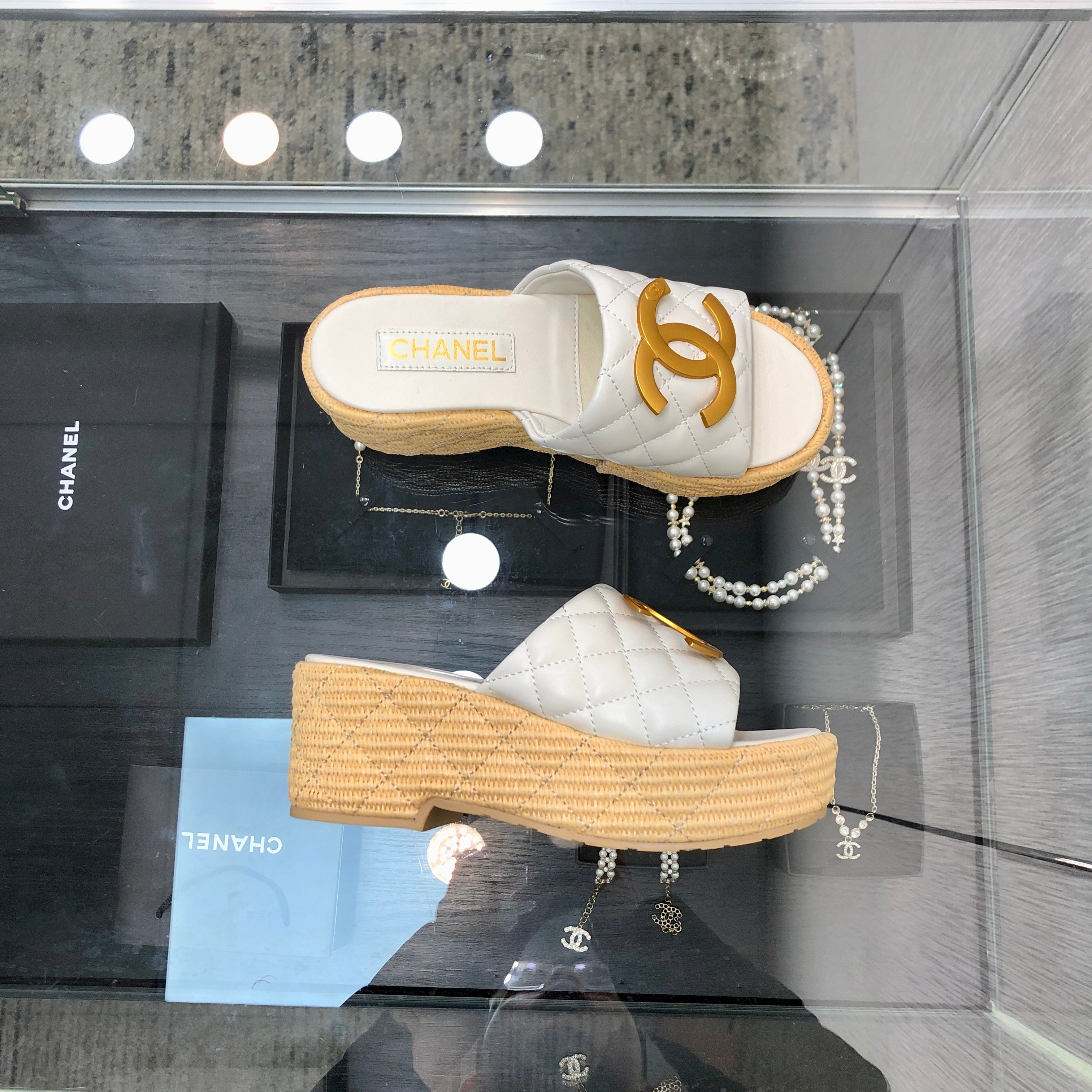 THICK SOLE WEDGE SLIPPERS IN WHITE LAMBSKIN AND BEIGE RUBBER