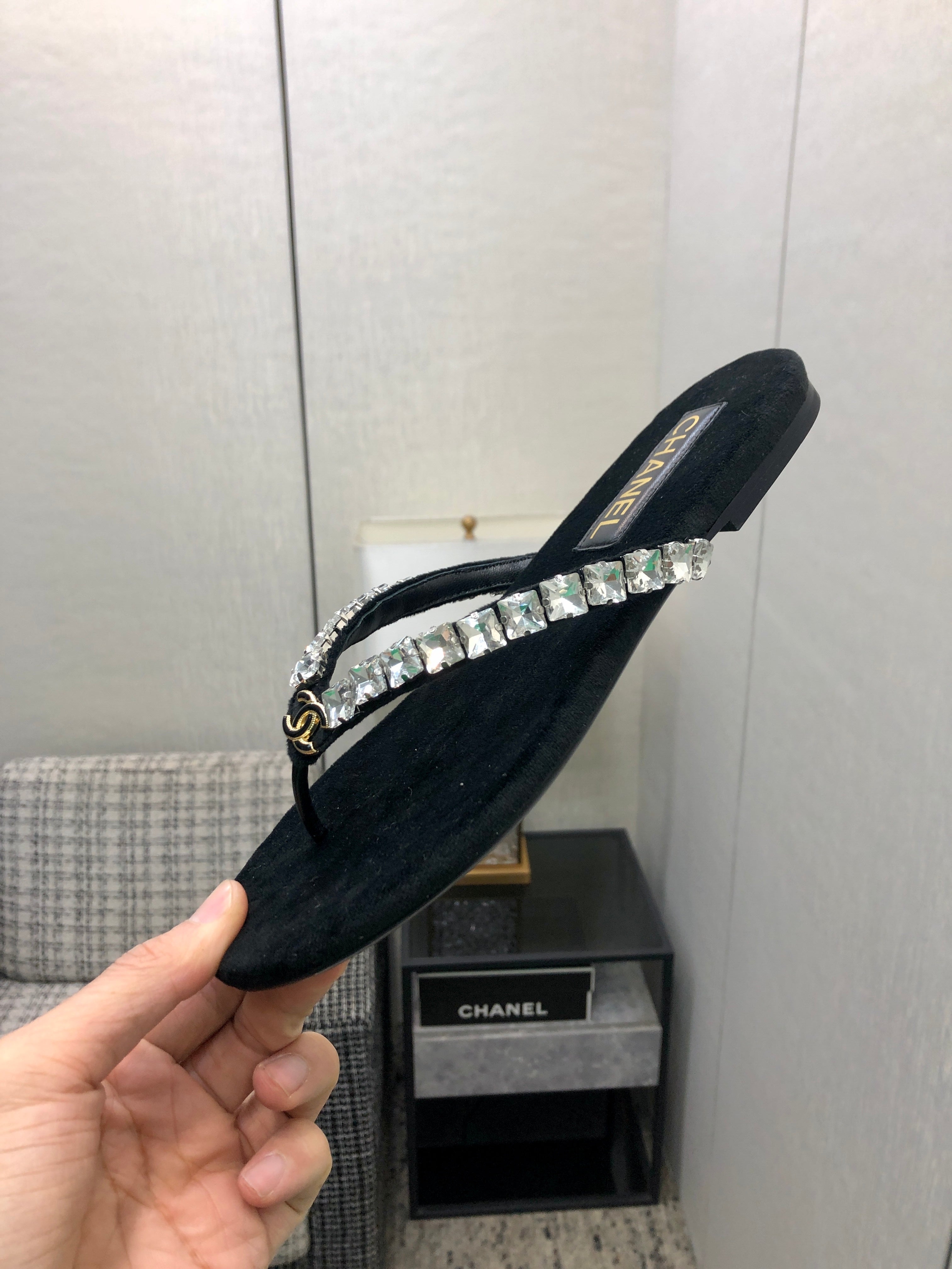 THONG SLIDE IN BLACK SUEDE WITH WHITE CRYSTALS