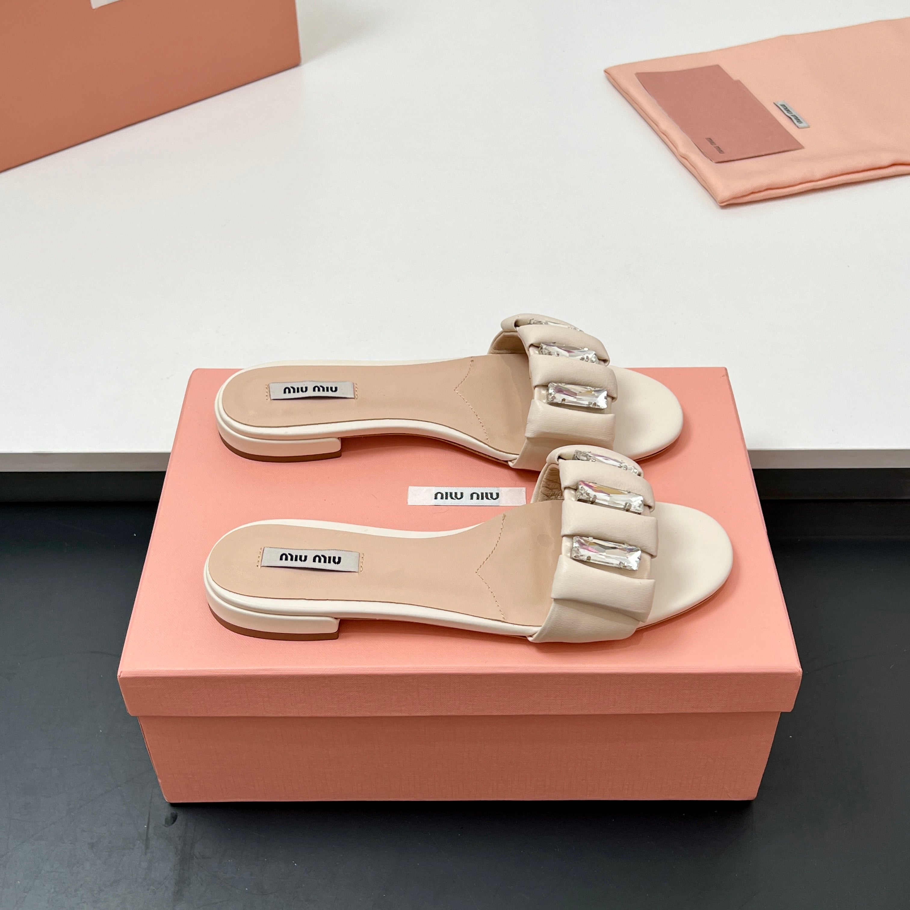 Miu 10mm Slipper with diamonds beige leather 223451
