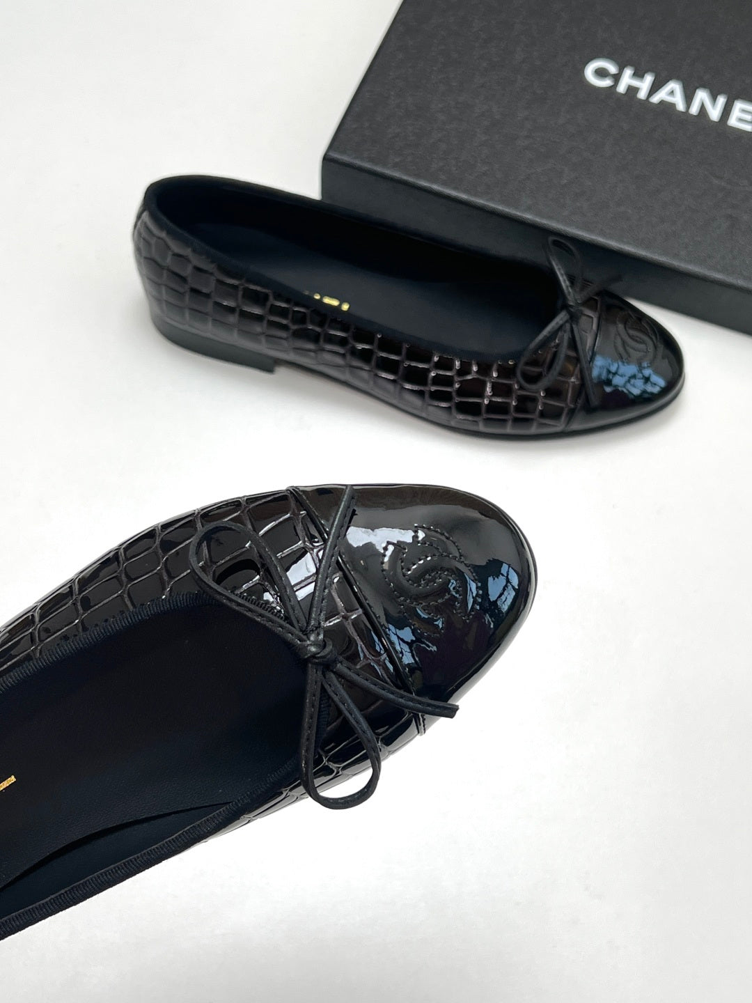 CC 26s Ballet Flats Black Crocodile-Embossed Patent Leather 965154