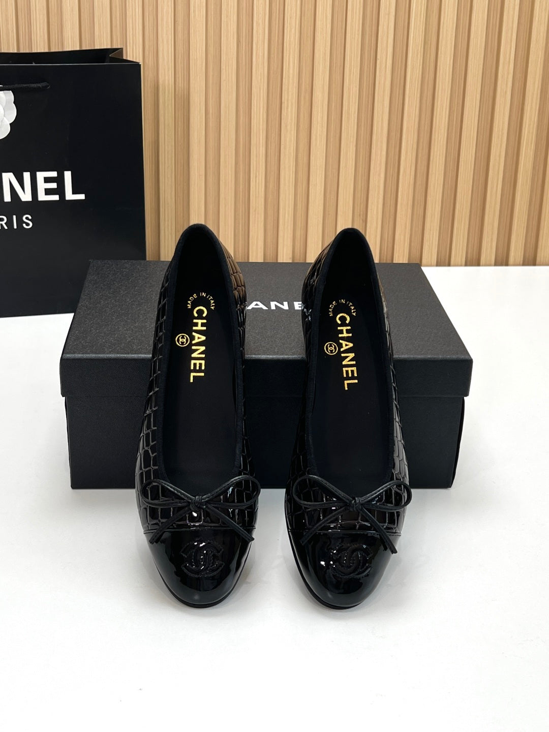 CC 26s Ballet Flats Black Crocodile-Embossed Patent Leather 965154