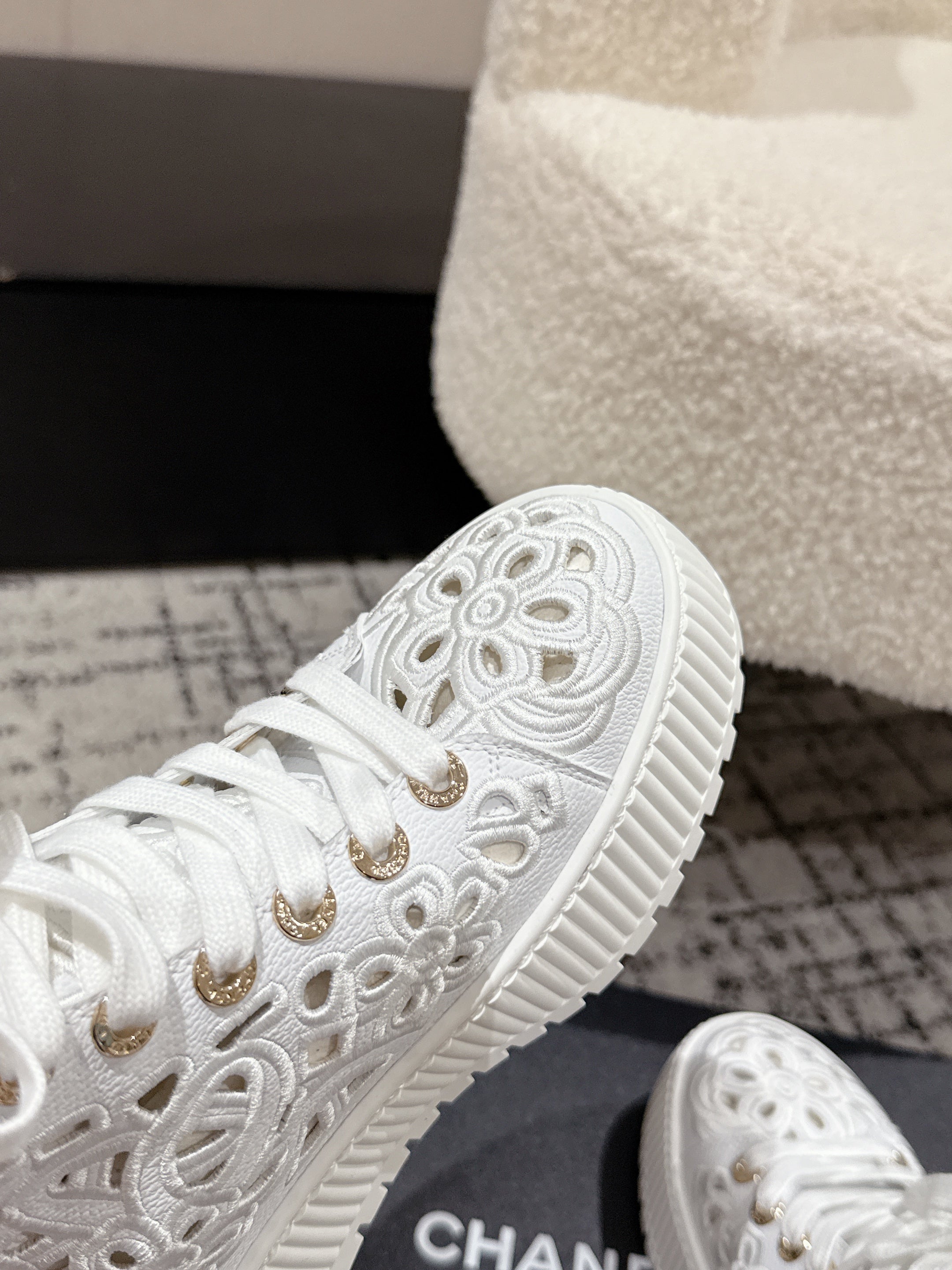CC 25 AW Ankle Boots White Flower Perforated Cowhide Wool  541698