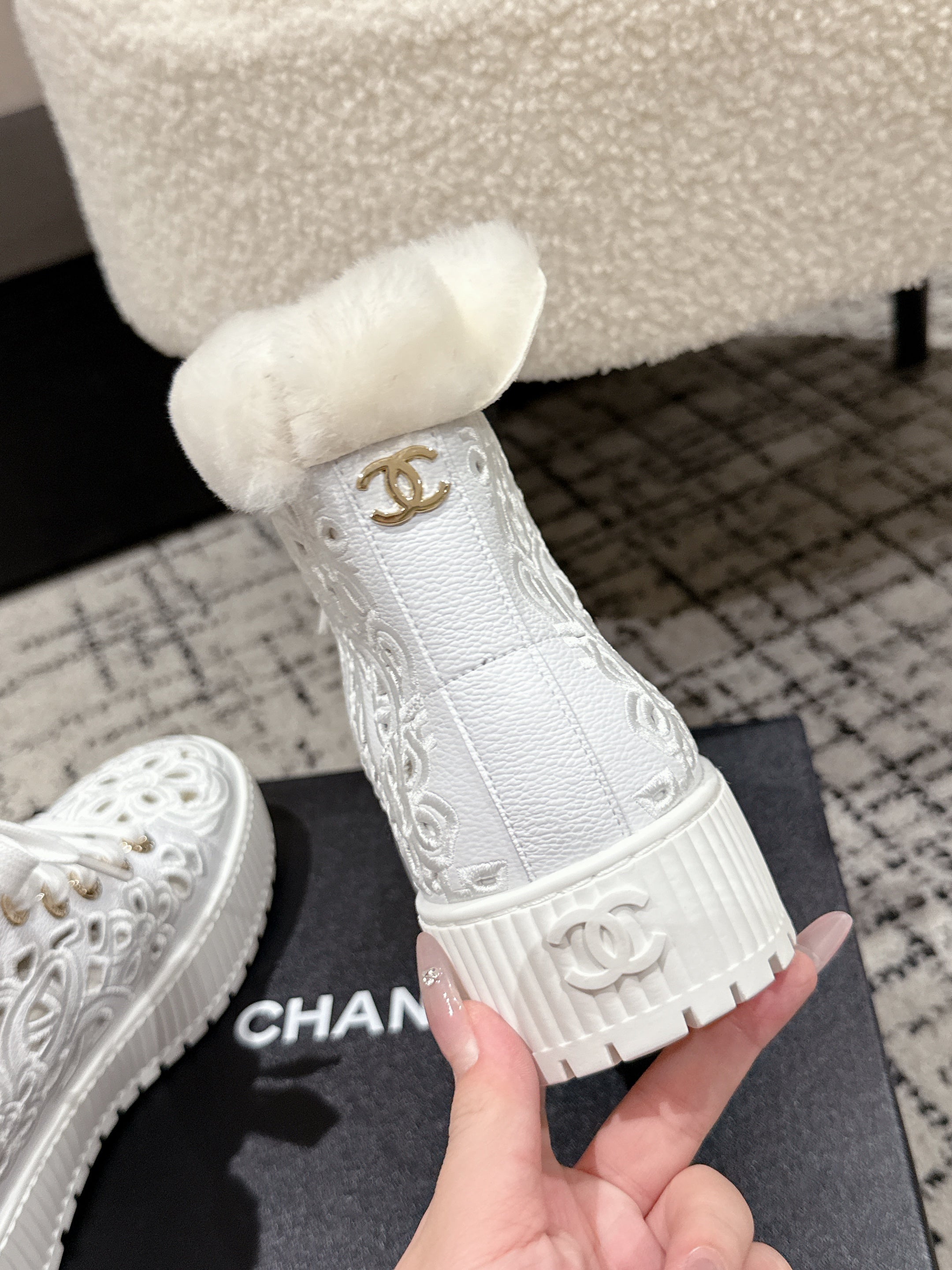 CC 25 AW Ankle Boots White Flower Perforated Cowhide Wool  541698
