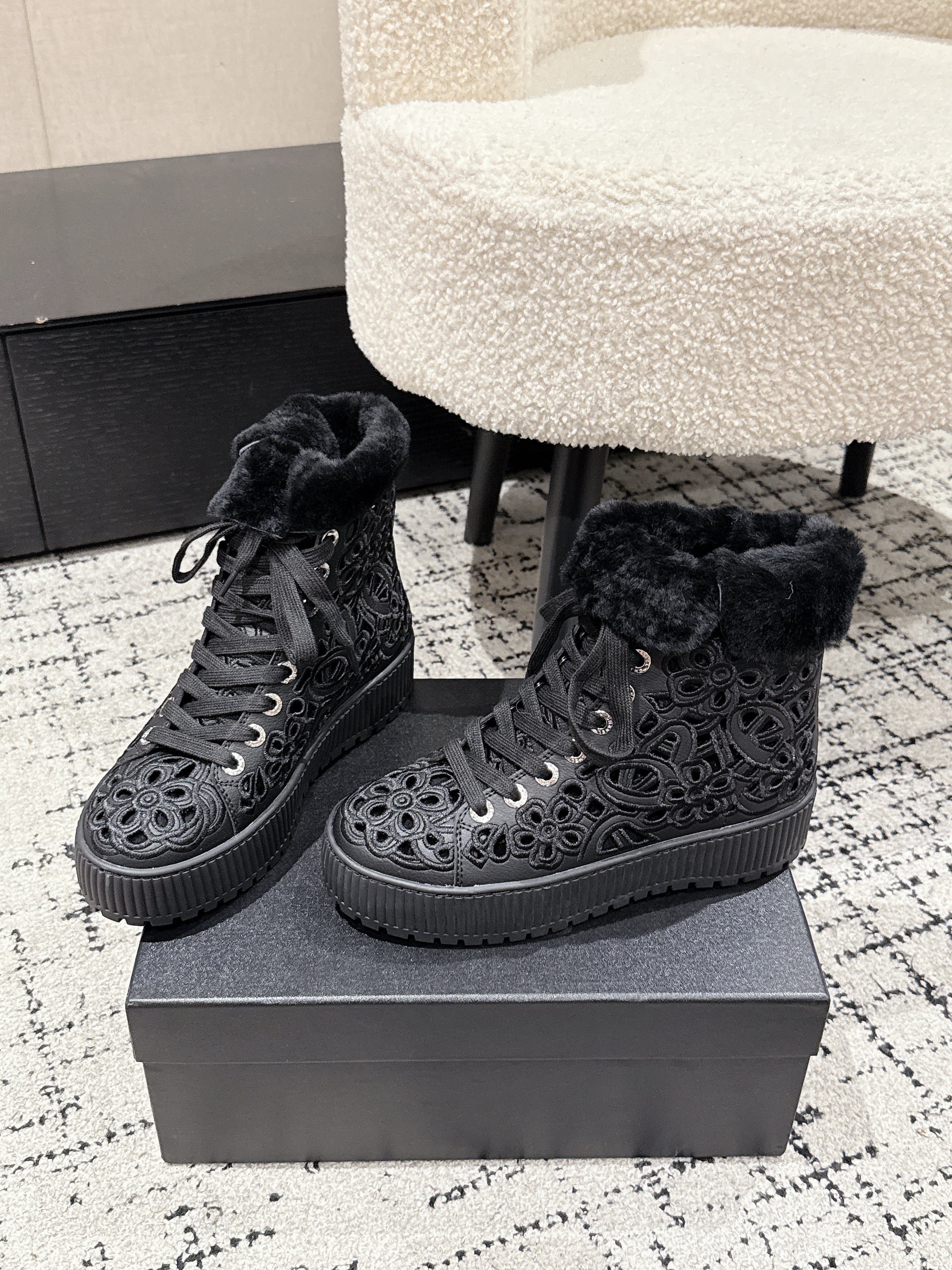CC 25 AW Ankle Boots Black Flower Perforated Cowhide Wool  541697