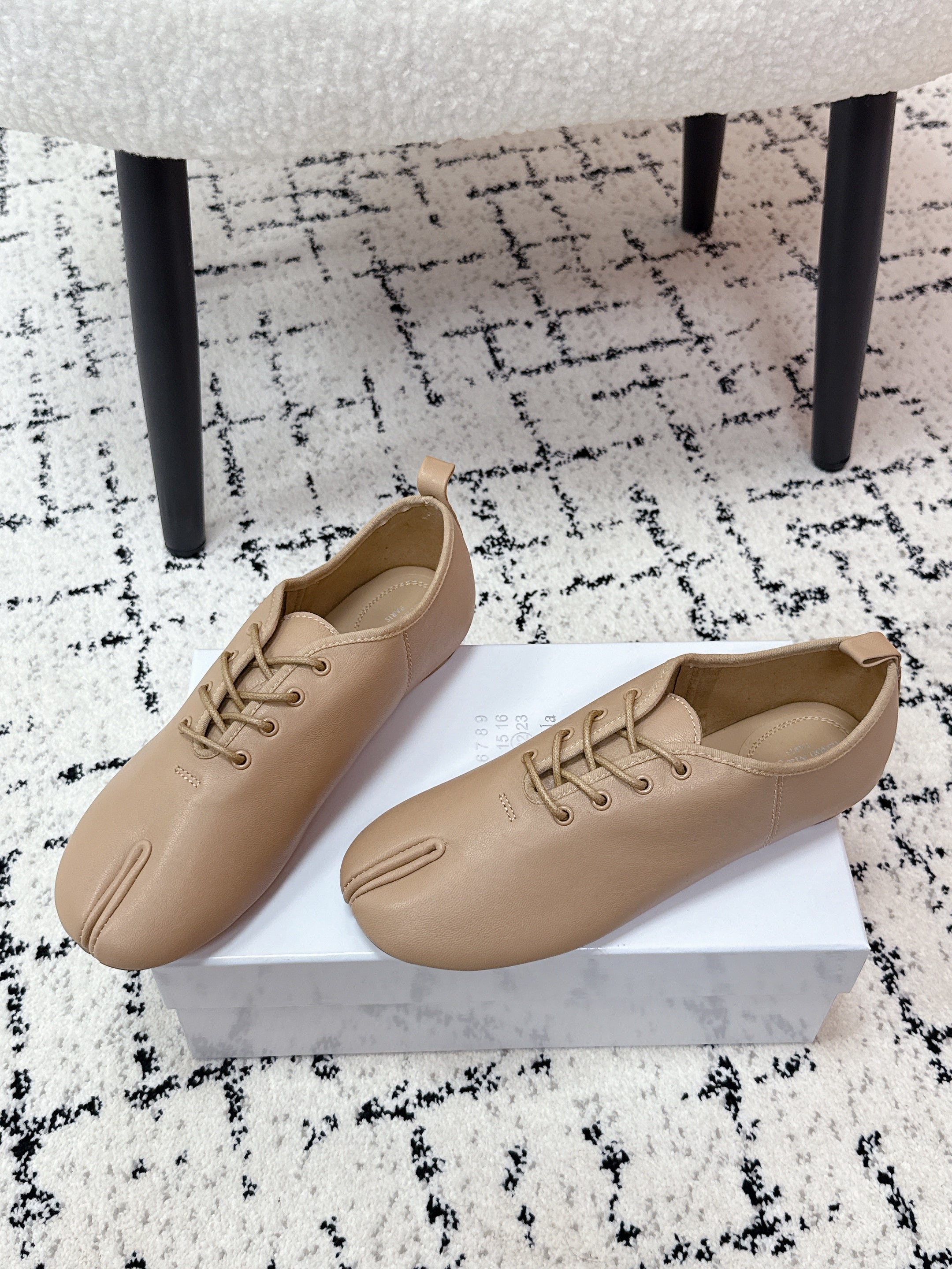 MM Tabi 6-Point Toe Lace-up Shoes Beige Calfskin 558422