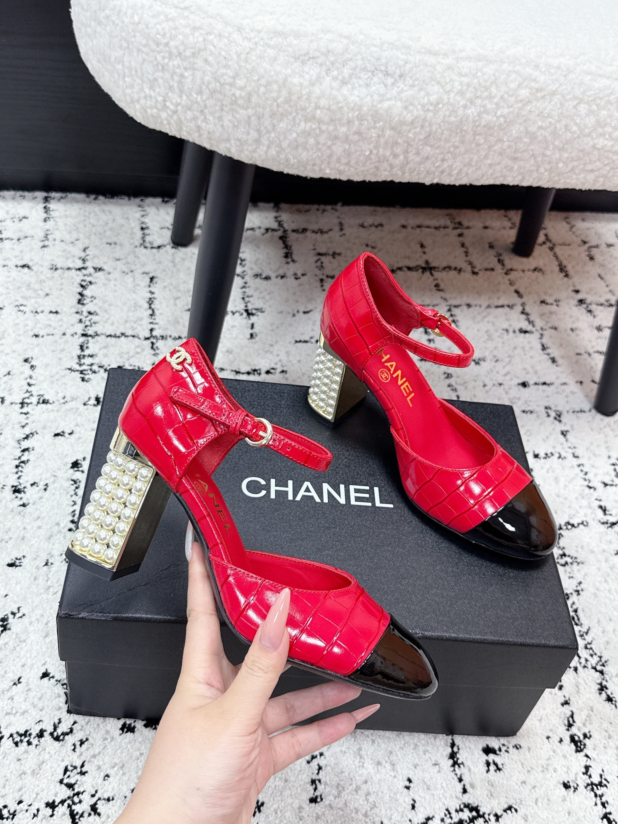 CC SS26 Mary Jane Pumps Black Red Crocodile Embossed Patent Calfskin 679022
