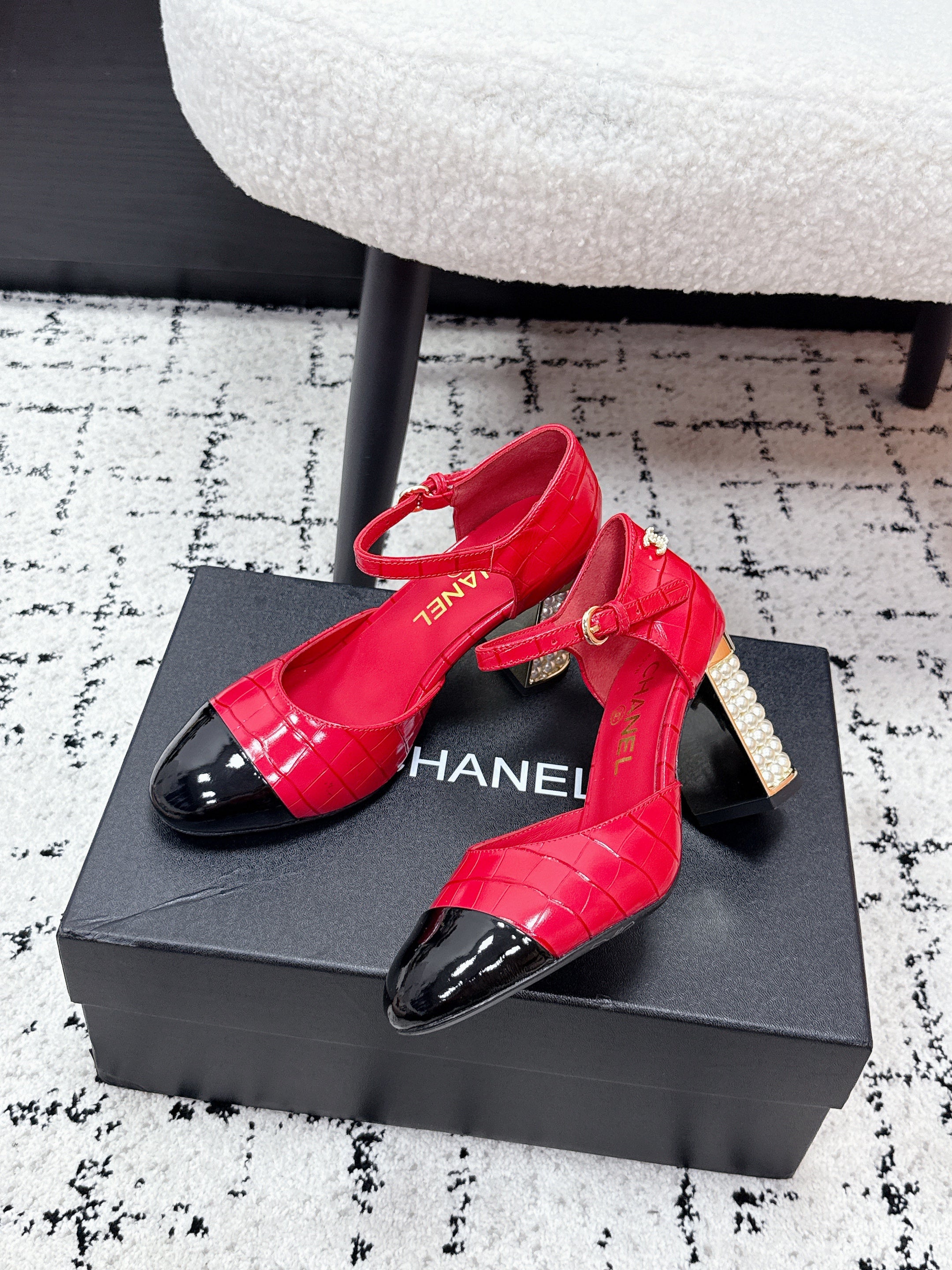 CC SS26 Mary Jane Pumps Black Red Crocodile Embossed Patent Calfskin 679022