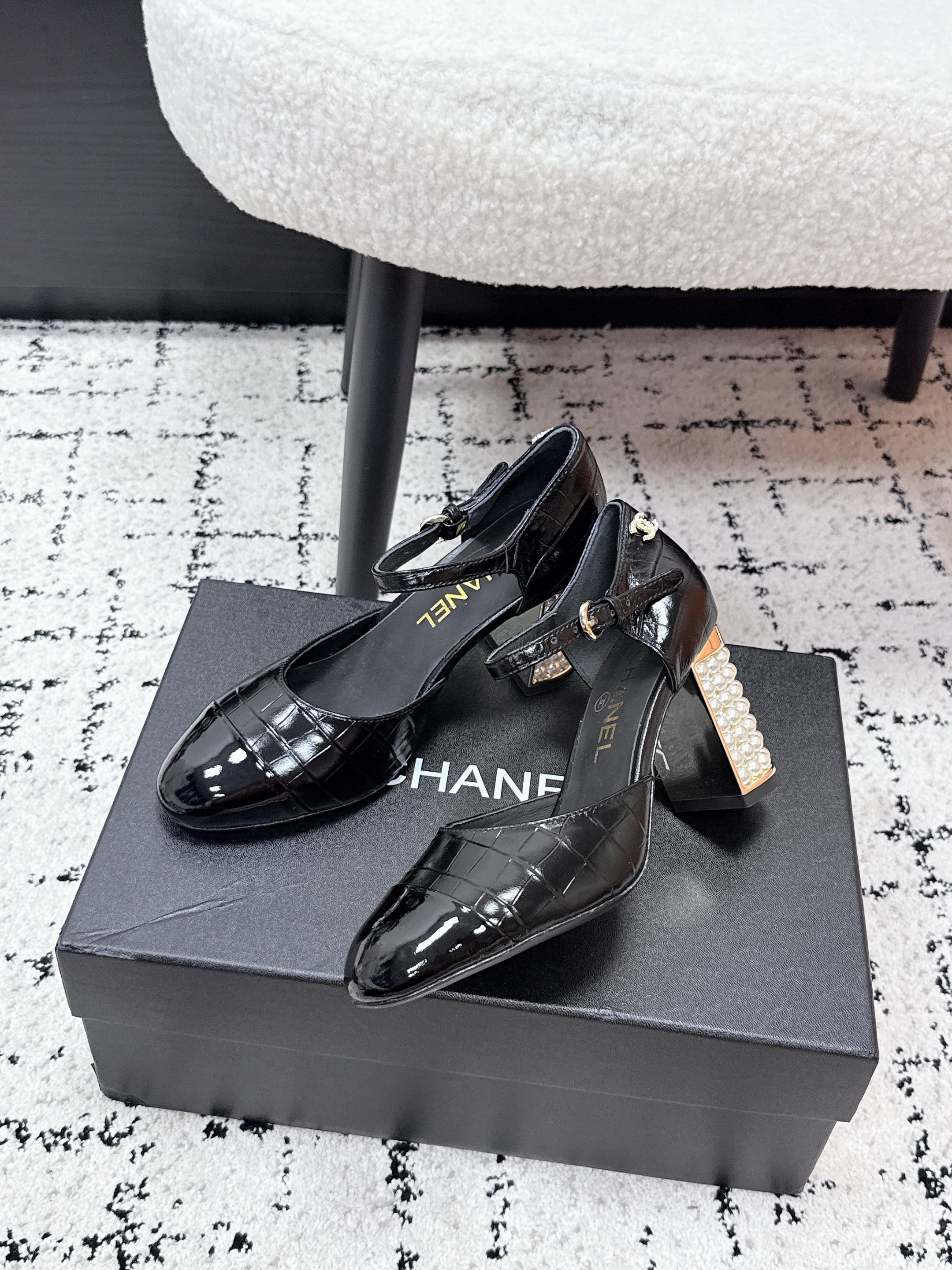CC SS26 Mary Jane Pumps Black Crocodile Embossed Patent Calfskin 679023