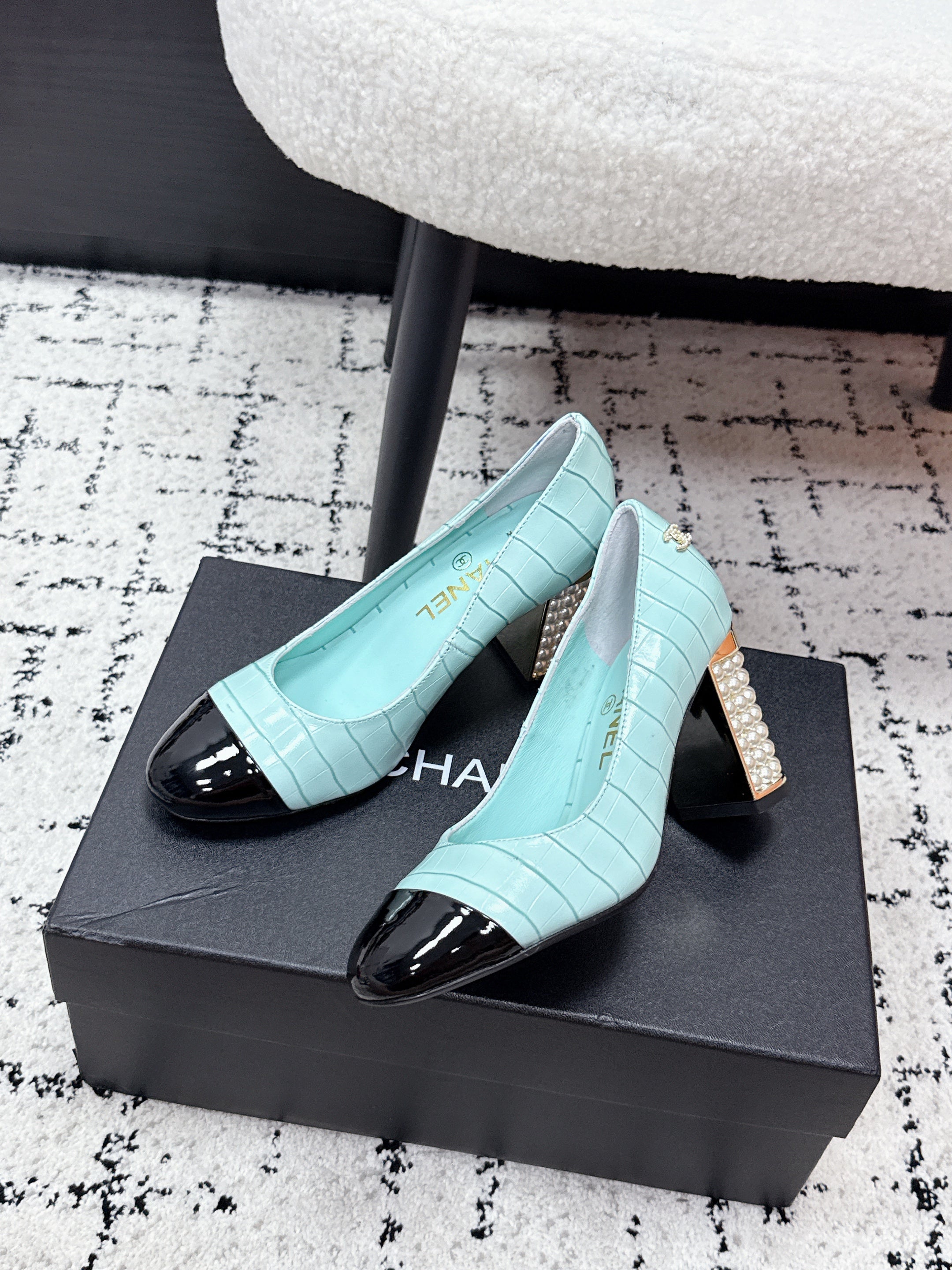 CC SS26 Pump Black Blue Crocodile Embossed Patent Calfskin 679029