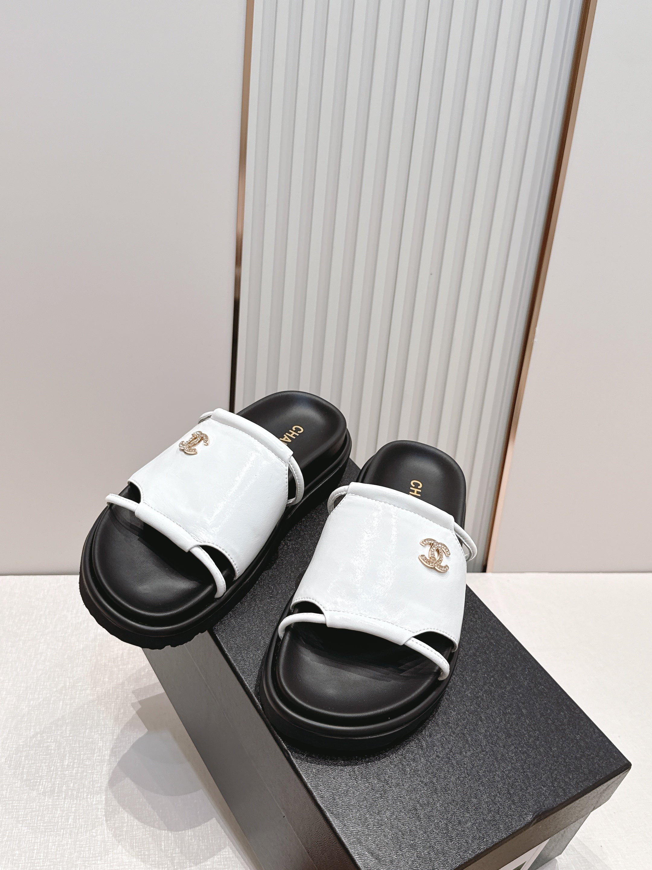 CC Flat Slip-on Sandals White Glossy Leather 798342