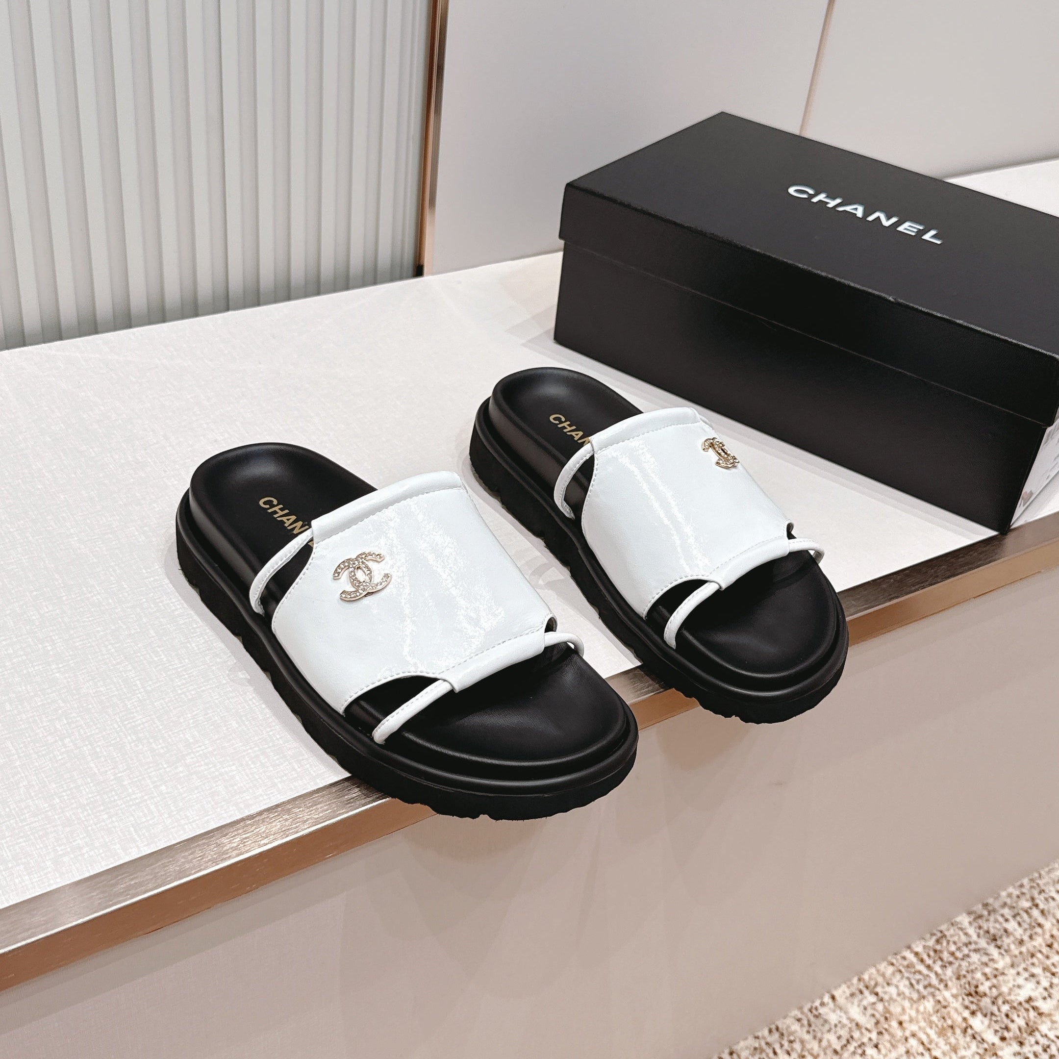 CC Flat Slip-on Sandals White Glossy Leather 798342