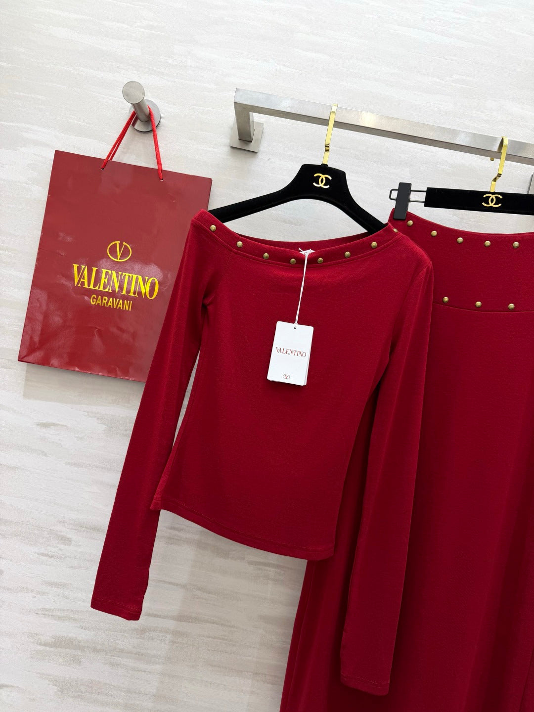 VT 26s Studded Set Shoulder Top Long Skirt Red Cotton 423376