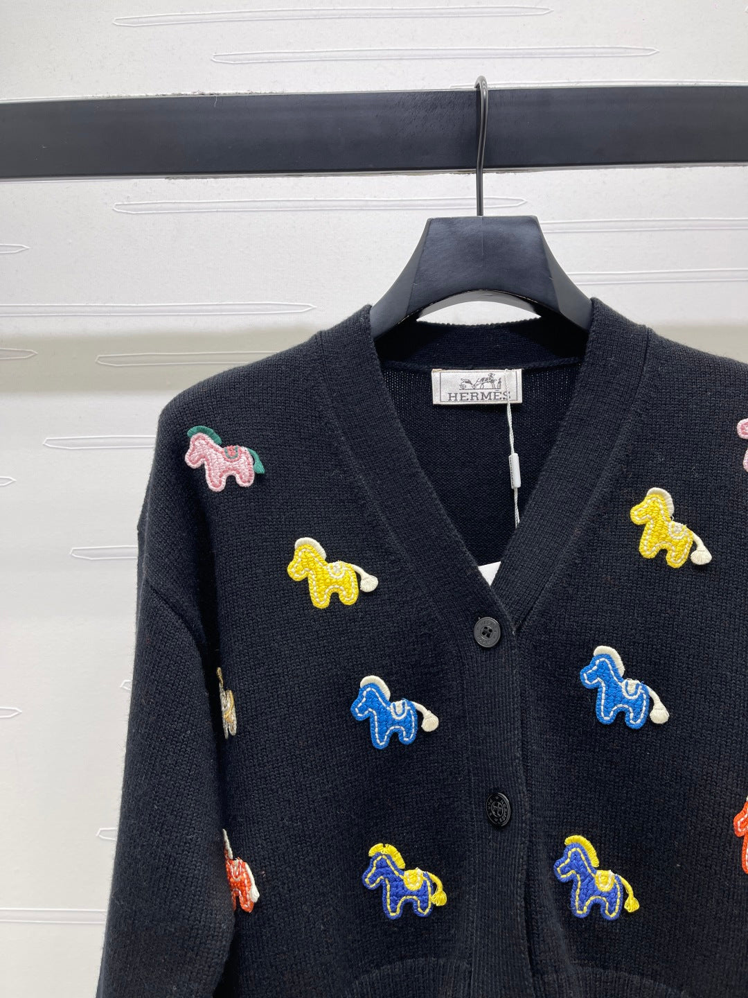 HM 26s Colorful Pony V-neck Cardigan Black Wool 344101