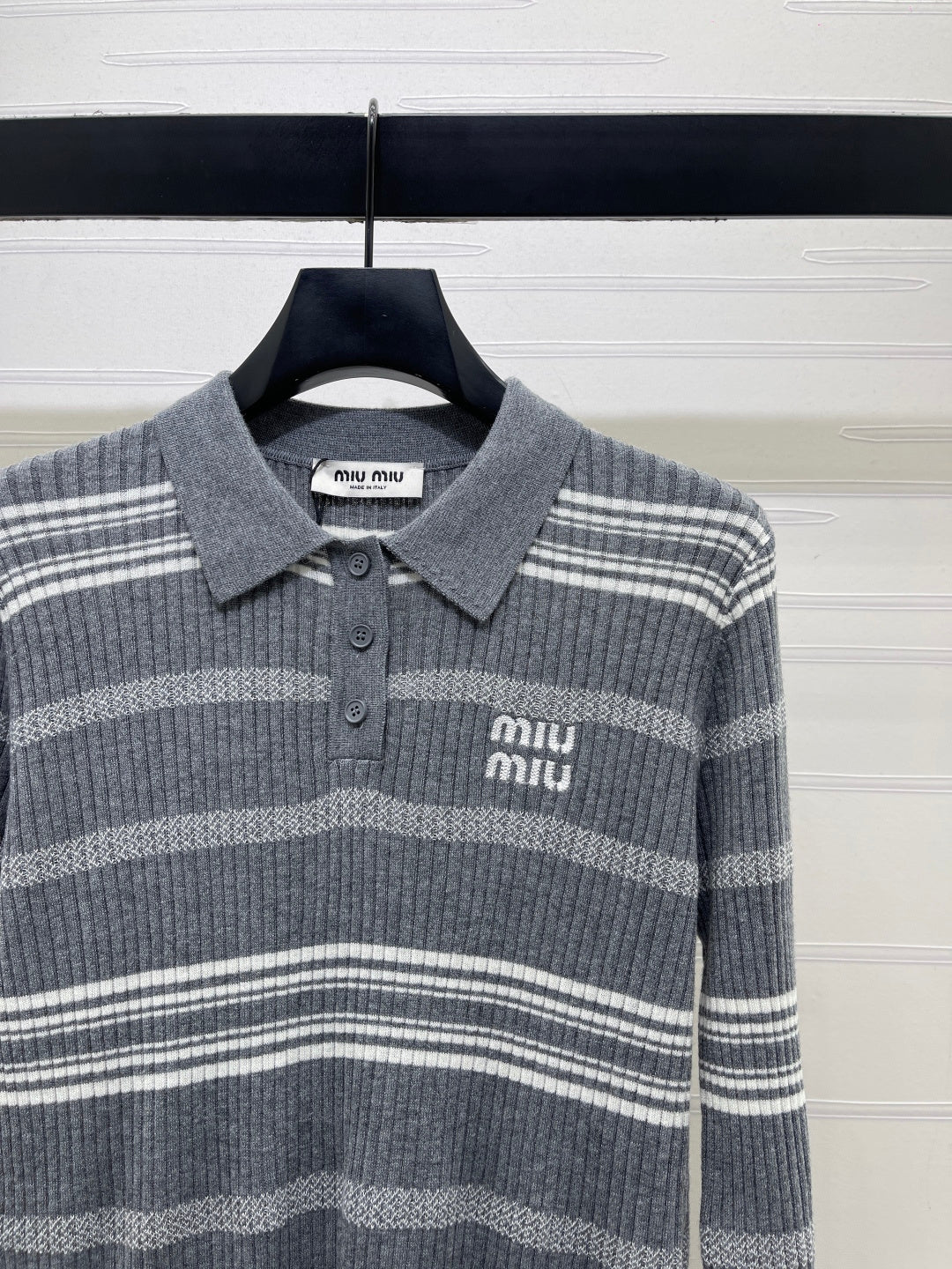 Miu 26s Collared Knit Long-Sleeved Top Grey White 413347