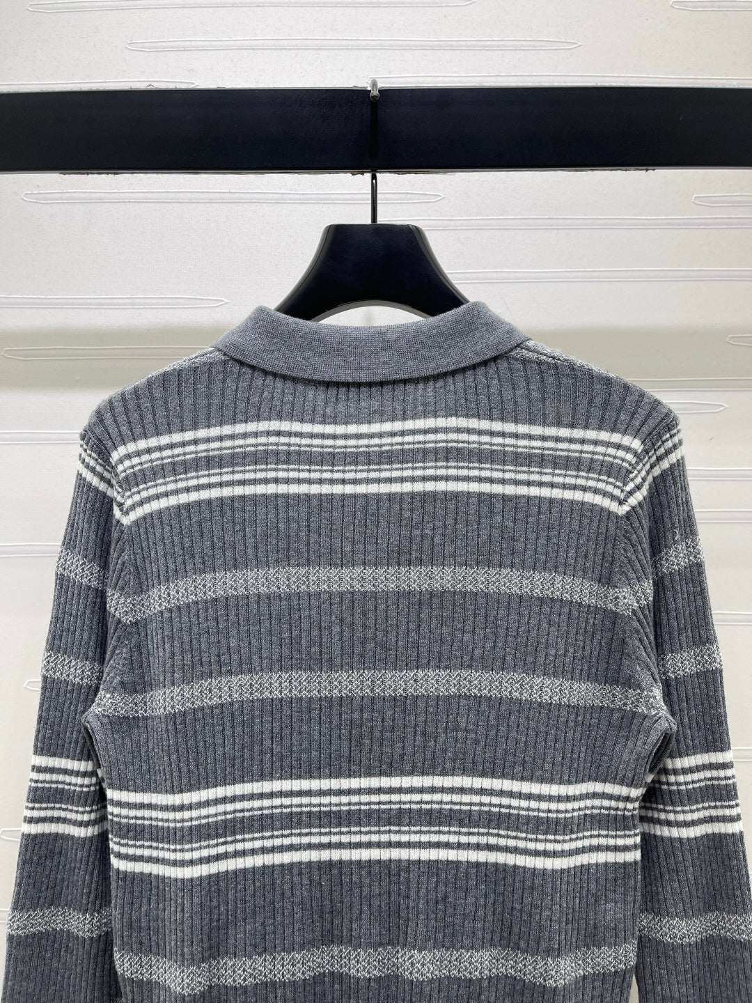 Miu 26s Collared Knit Long-Sleeved Top Grey White 413347