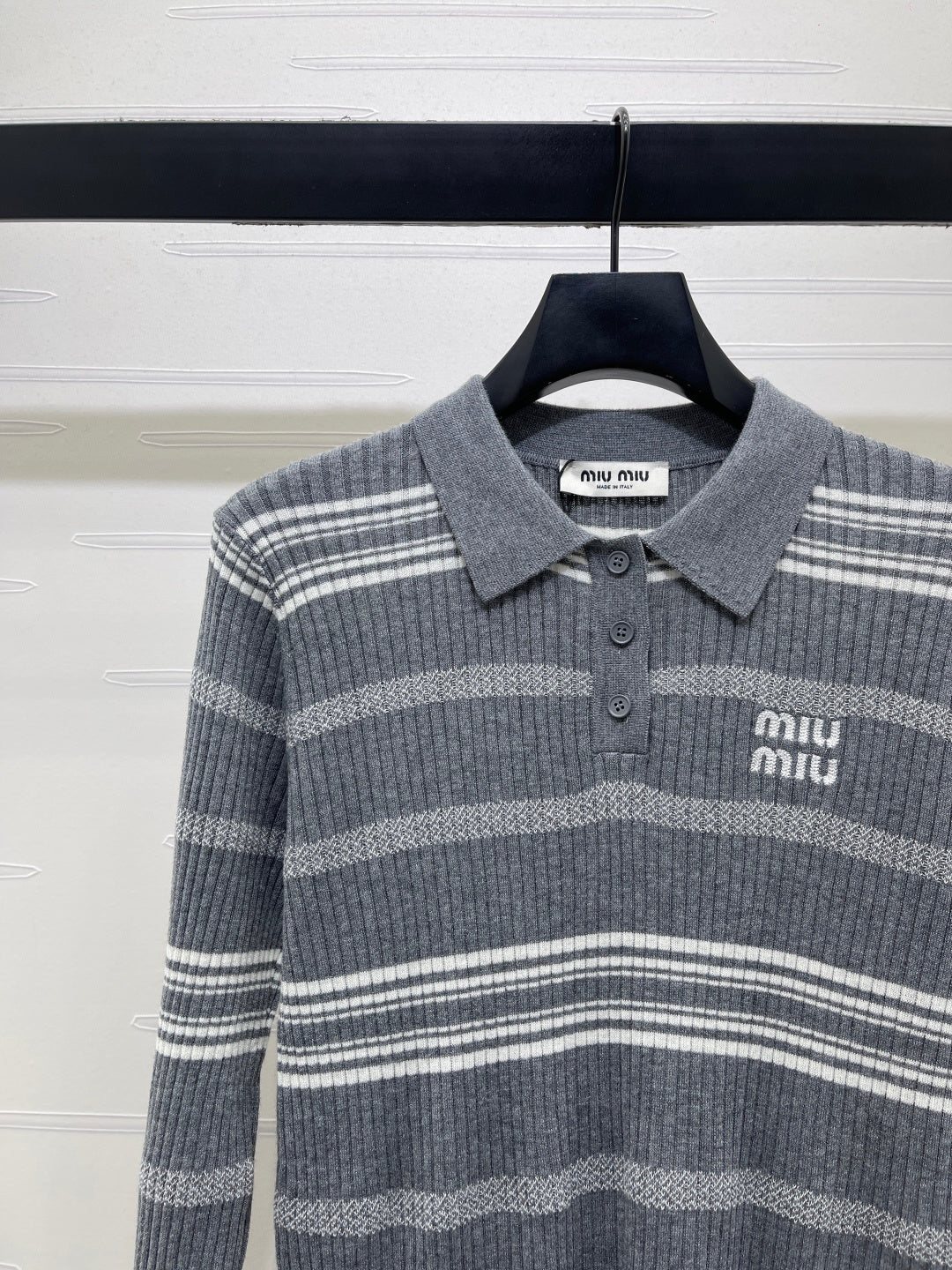 Miu 26s Collared Knit Long-Sleeved Top Grey White 413347