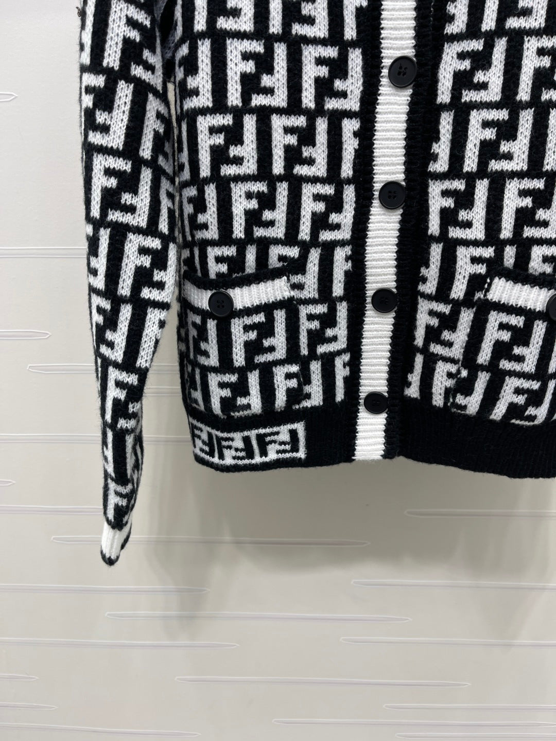 Fendi 26s Jacquard Crew Neck Knit Cardigan White Black 423890