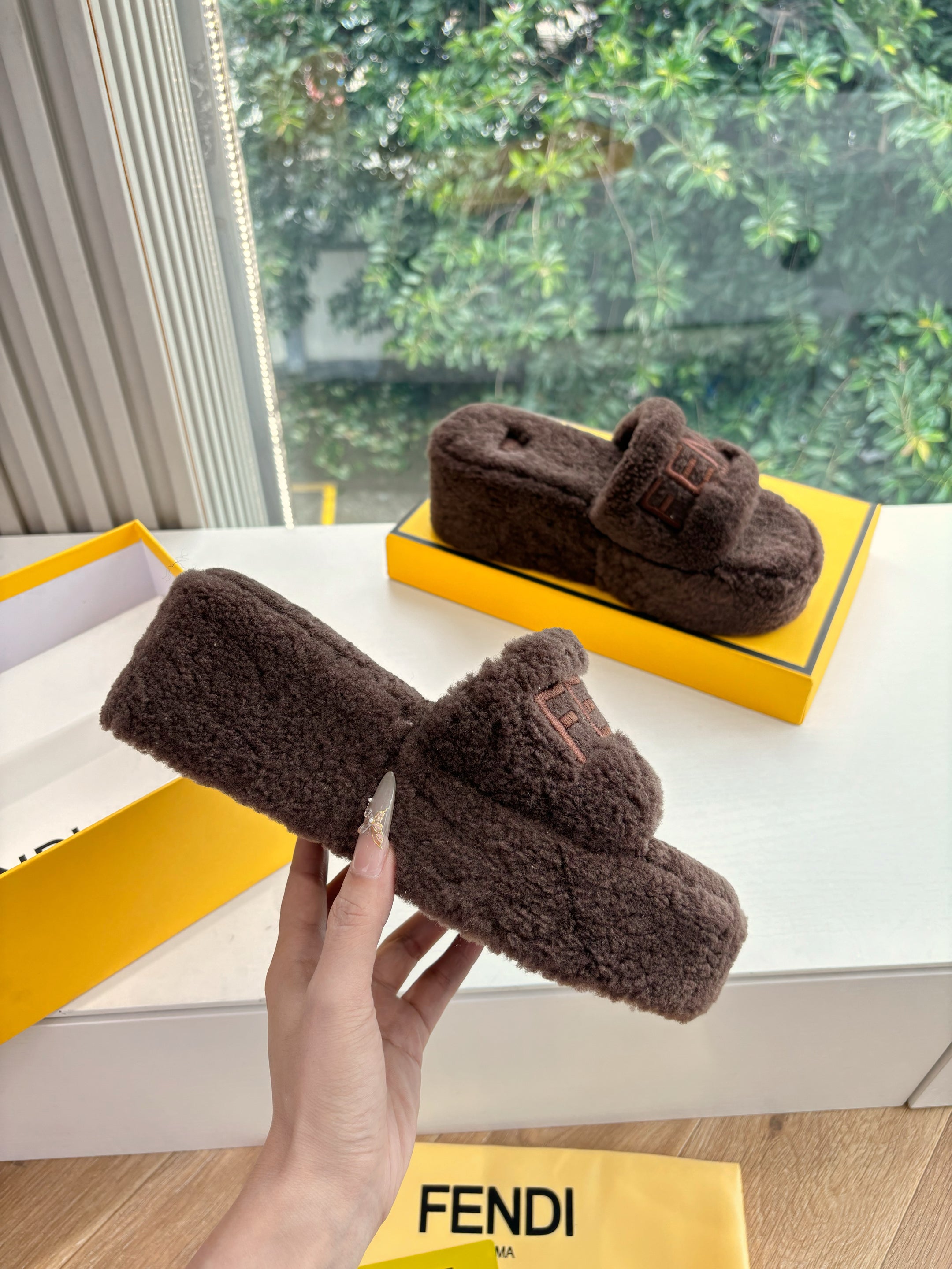 Fendi 25ss Slippers Dark Brown Wool 507102