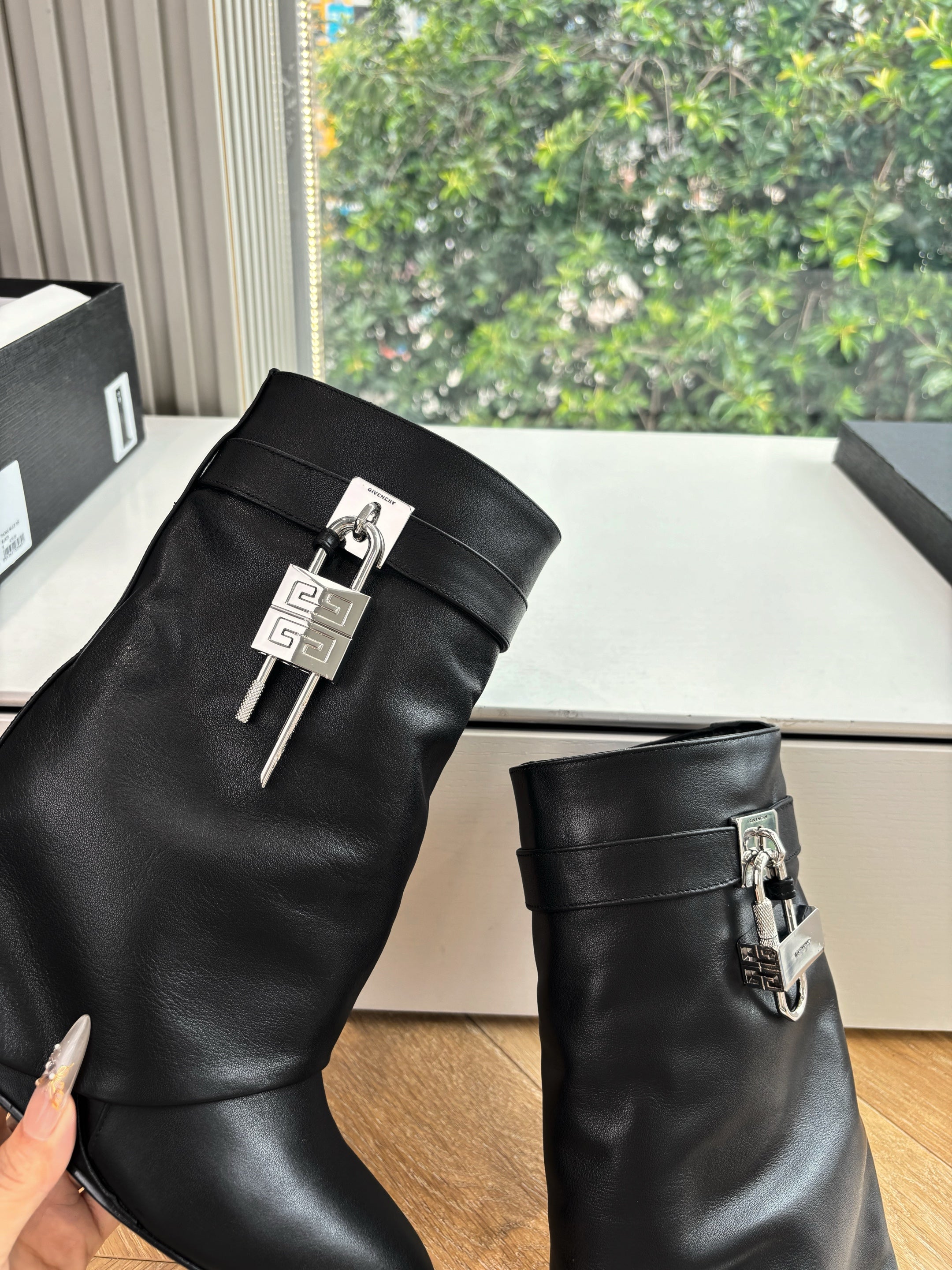 Givenchy FW25 Shark-Lock Ankel Boots Black Cowhide Sliver HW 507185