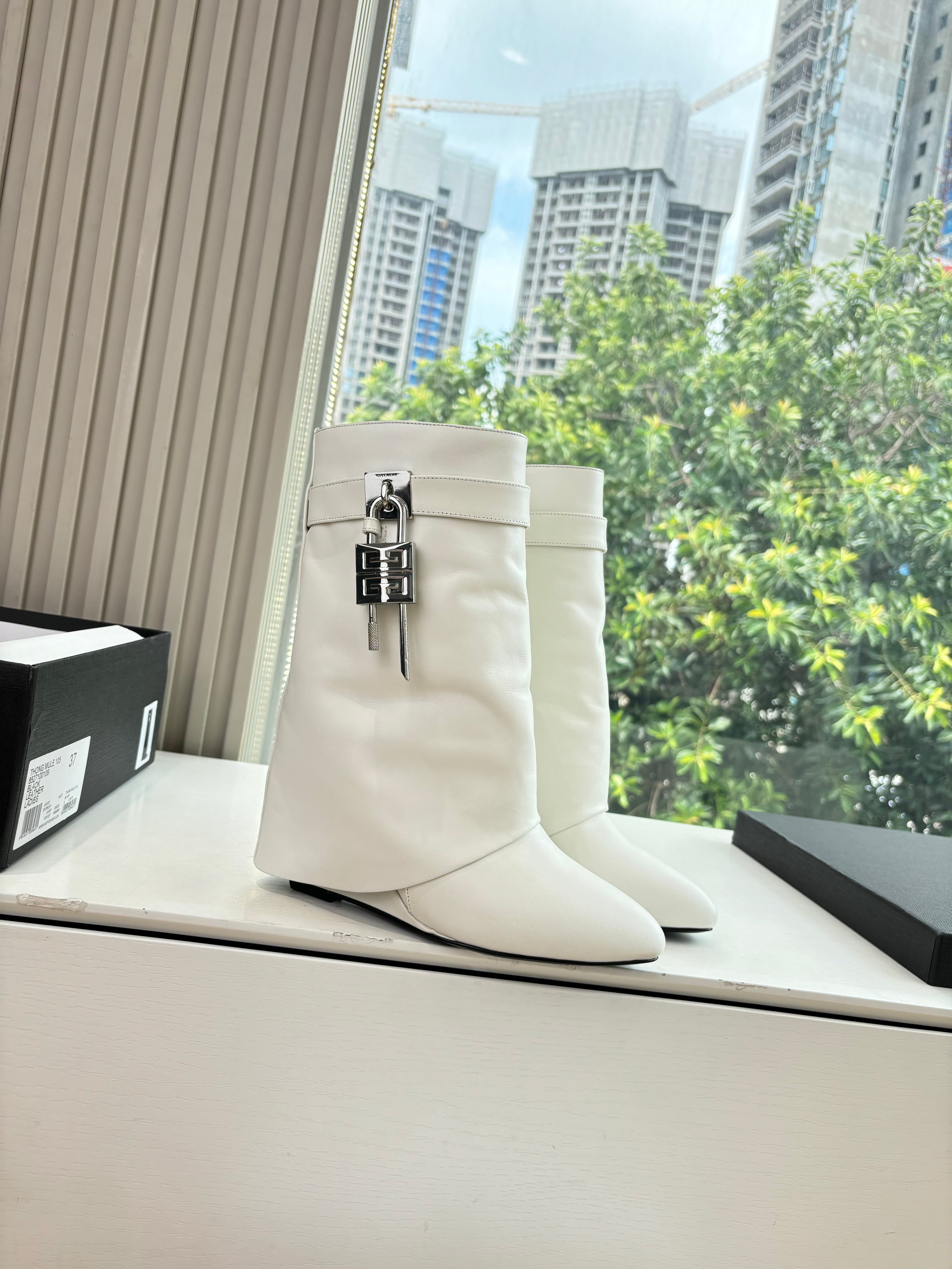 Givenchy FW25 Shark-Lock Ankel Boots White Cowhide Sliver HW 507187