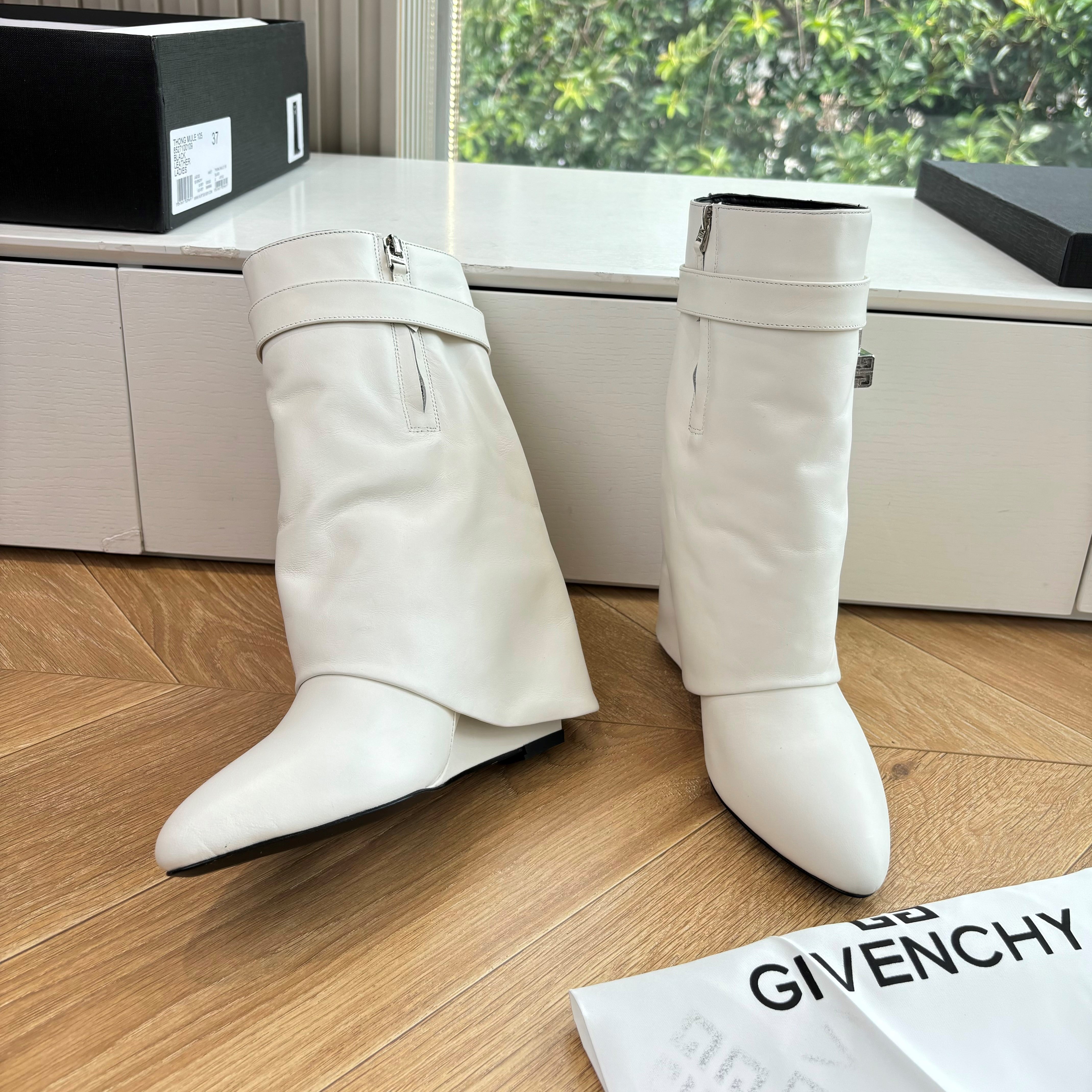 Givenchy FW25 Shark-Lock Ankel Boots White Cowhide Sliver HW 507187