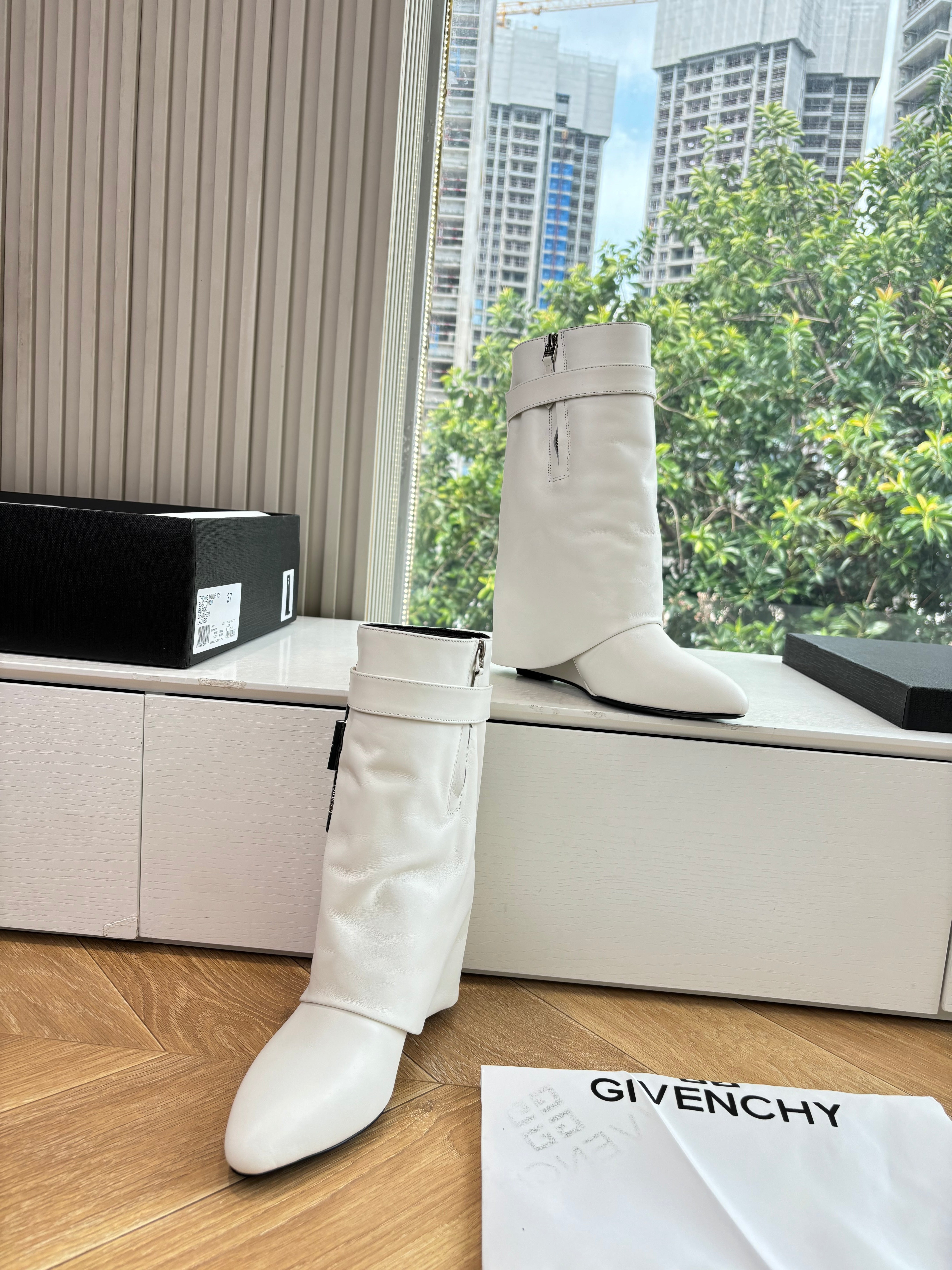 Givenchy FW25 Shark-Lock Ankel Boots White Cowhide Sliver HW 507187