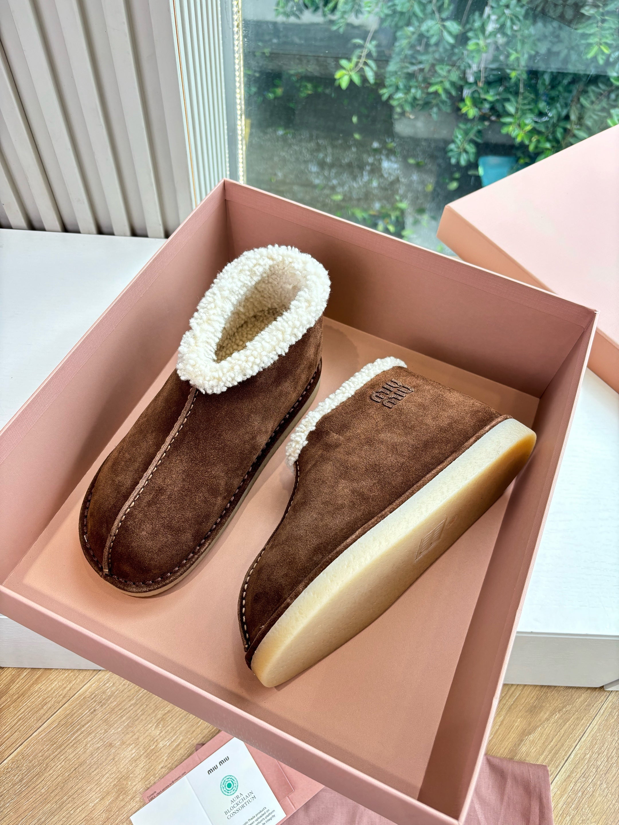 Miu FW25 Snow Boots Brown White Wool Suede 506649