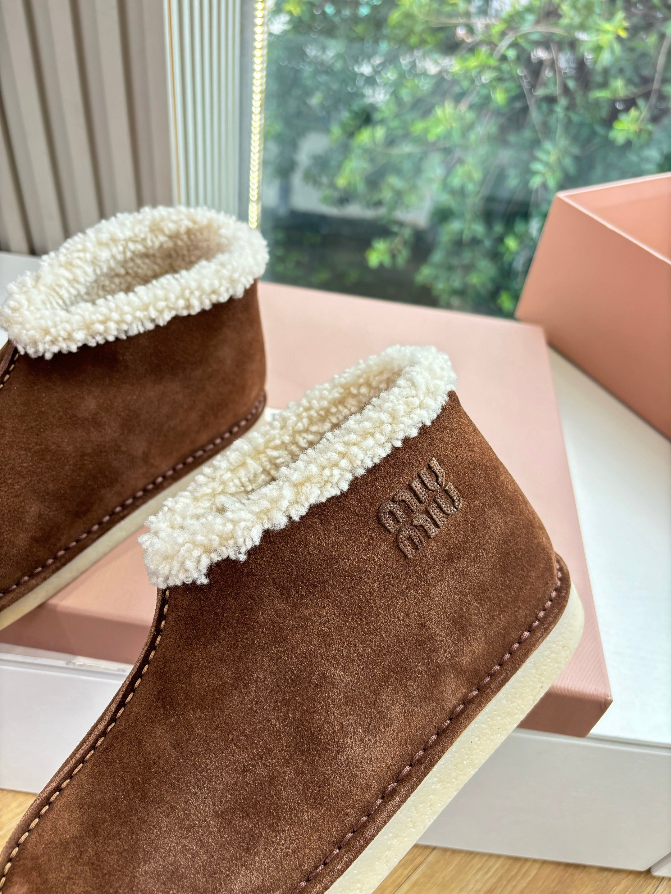 Miu FW25 Snow Boots Brown White Wool Suede 506649