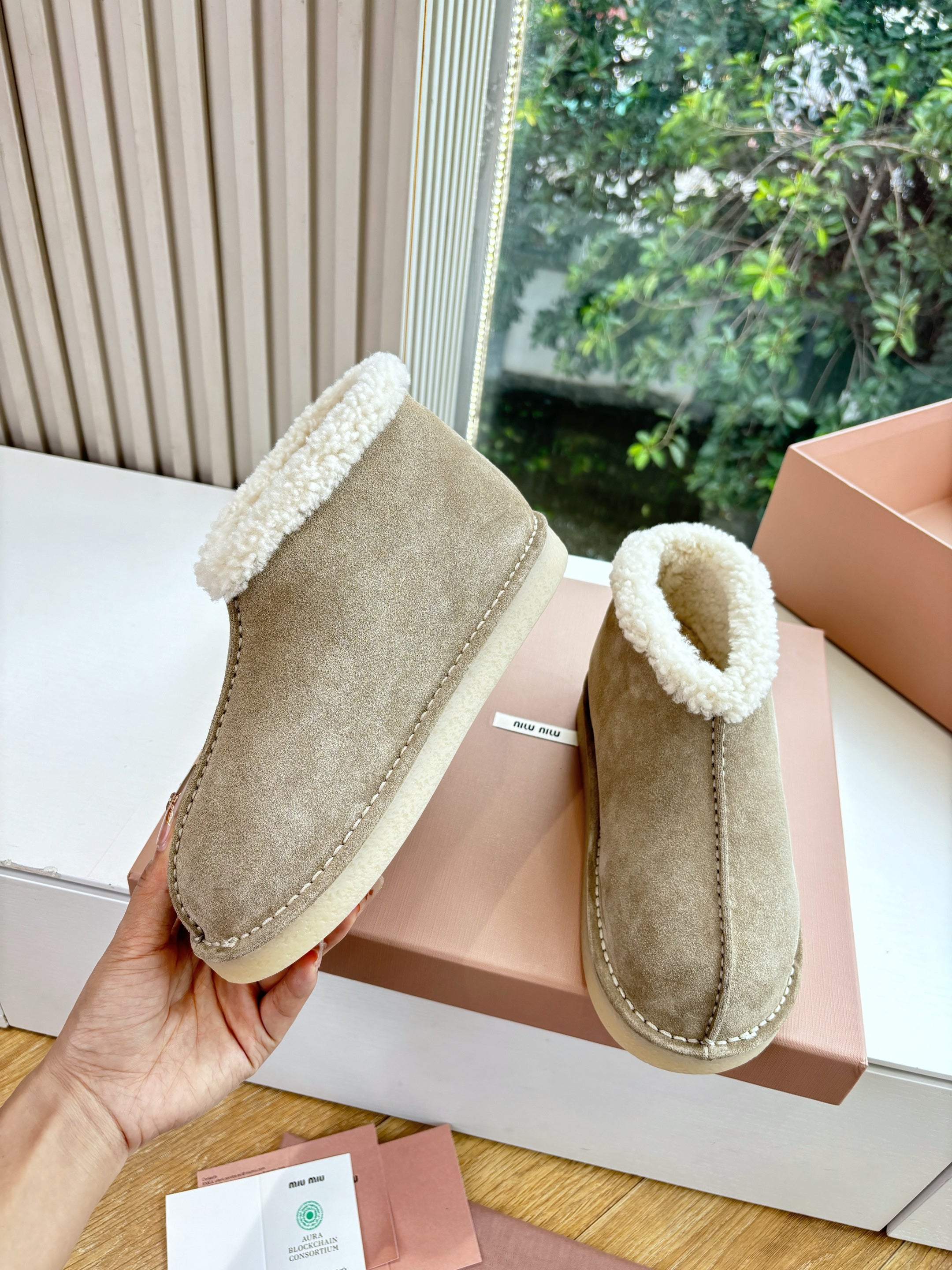 Miu FW25 Snow Boots Taupe White Wool Suede 506650