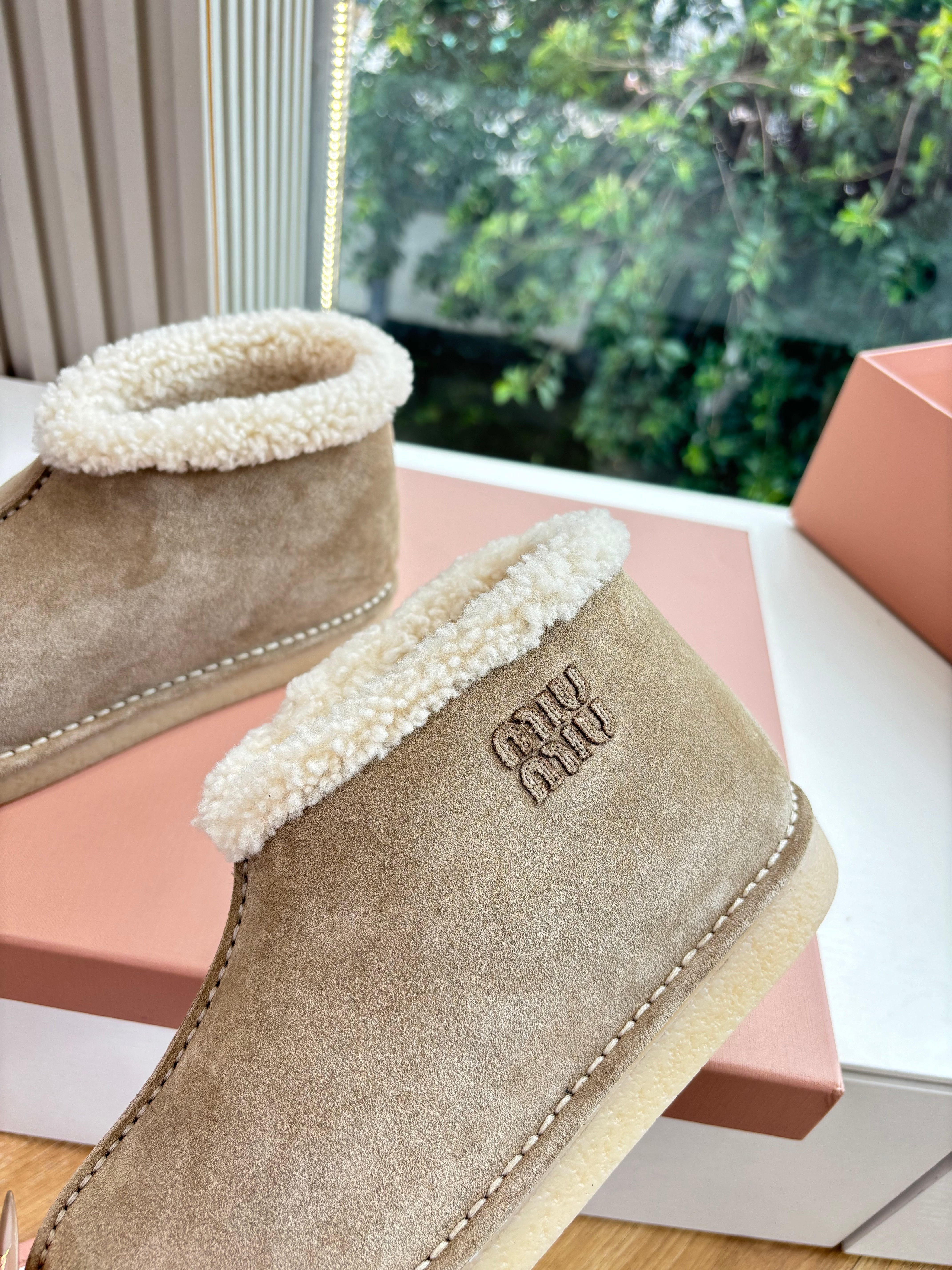 Miu FW25 Snow Boots Taupe White Wool Suede 506650